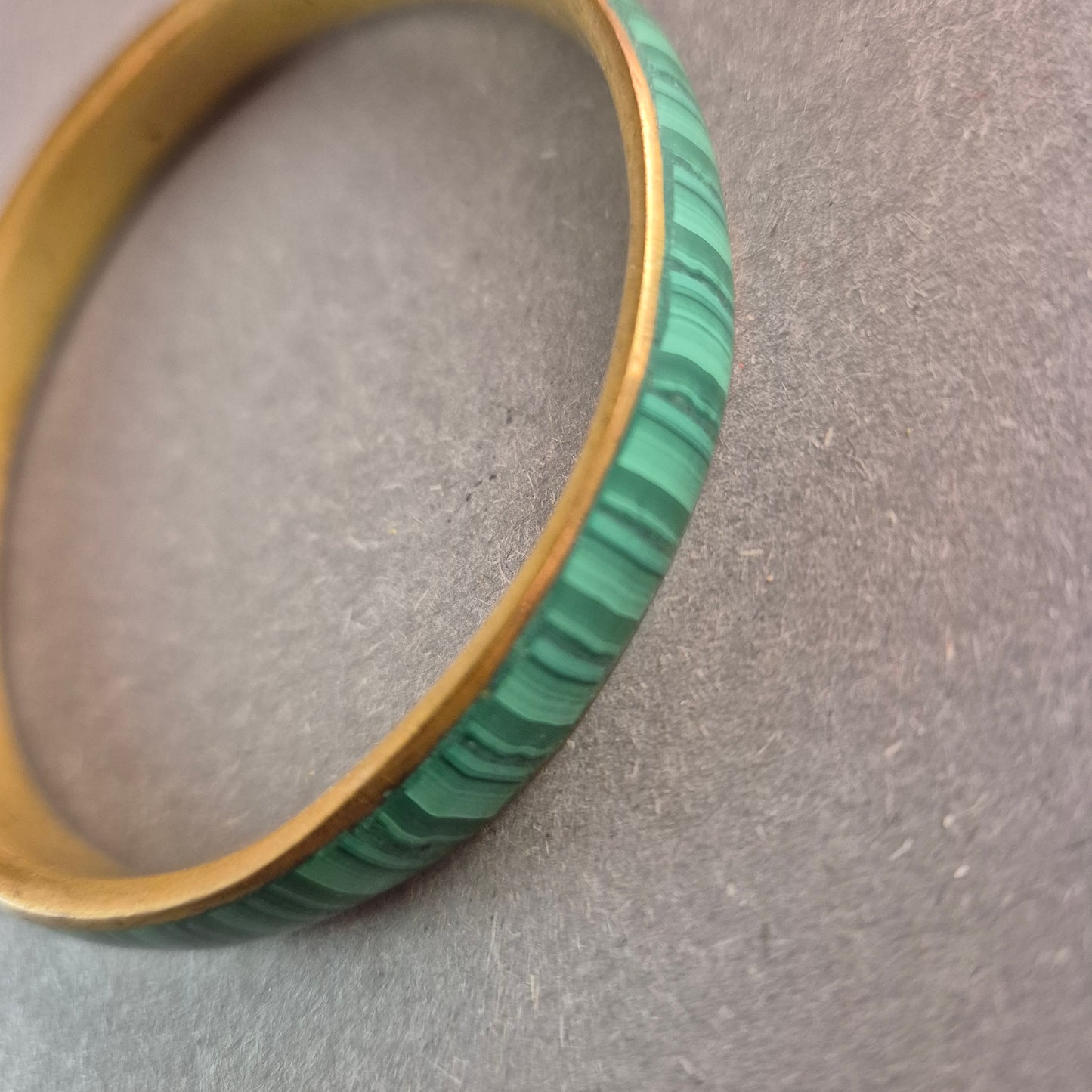 Vintage-Messingarmreif mit grünem Malachit-Look – Eleganz im Retro-Stil