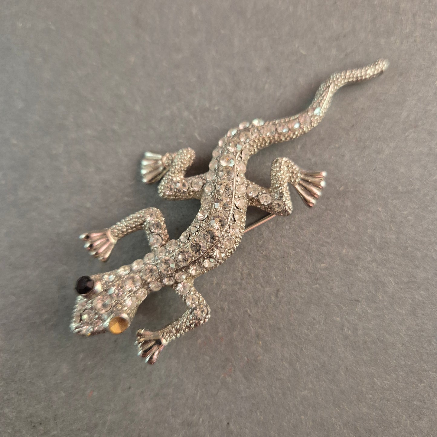 Glitzernde Gecko-Brosche mit Strasssteinen – Einzigartiger Hingucker