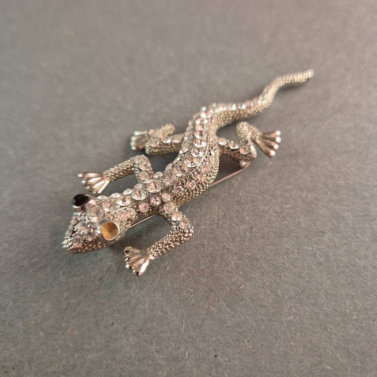 Glitzernde Gecko-Brosche mit Strasssteinen – Einzigartiger Hingucker