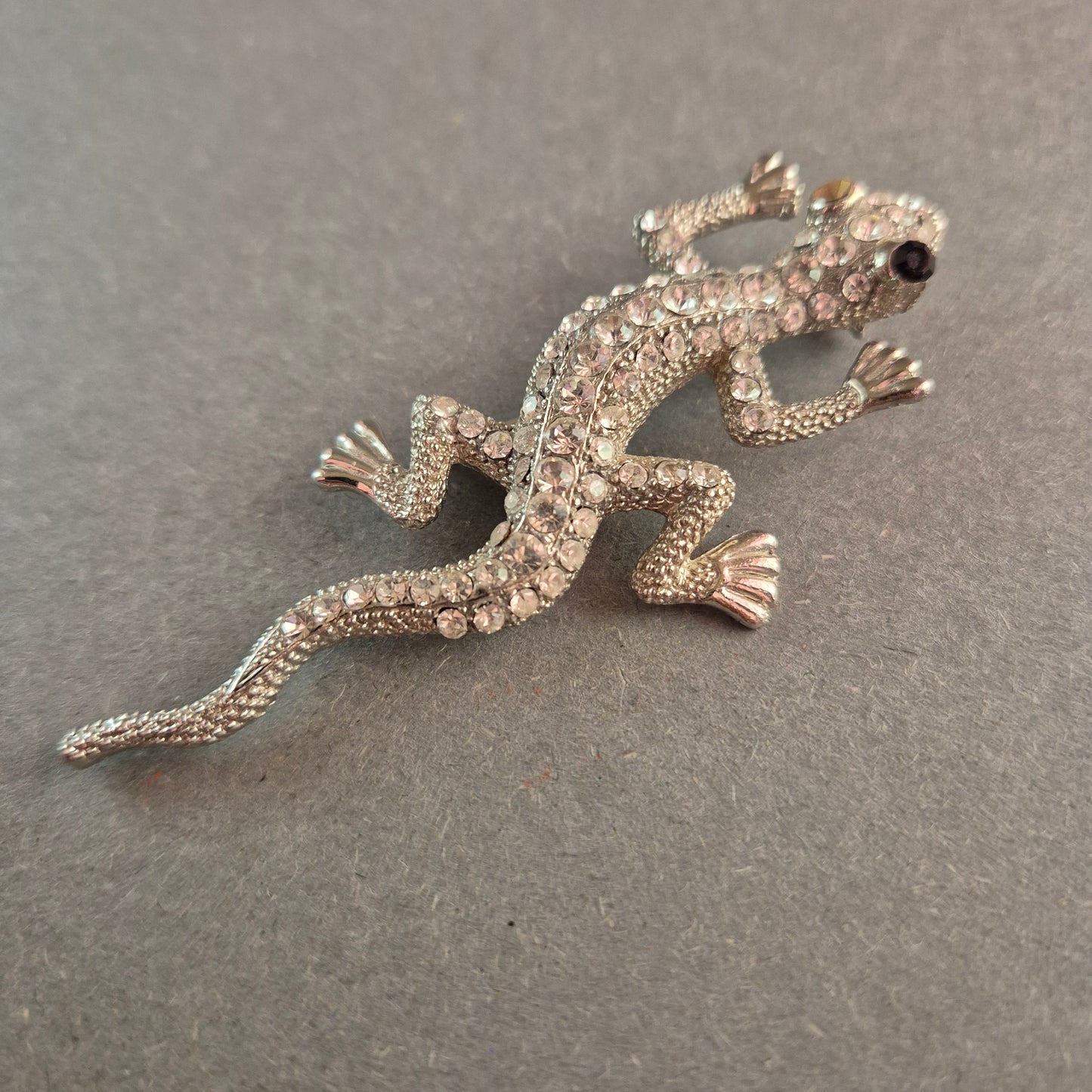 Glitzernde Gecko-Brosche mit Strasssteinen – Einzigartiger Hingucker