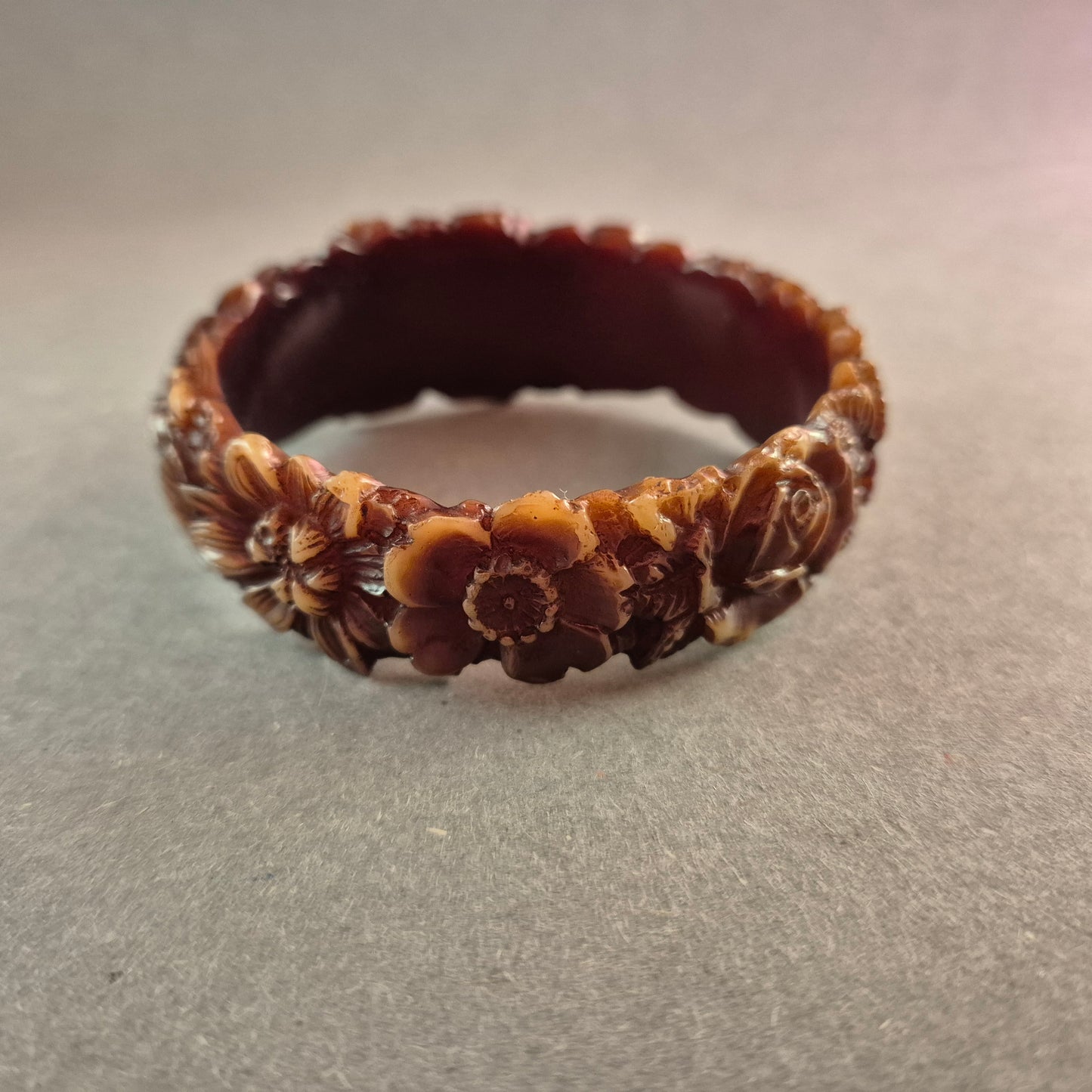 Vintage Blumen-Armreif aus Bakelit – Detailreiche Handwerkskunst