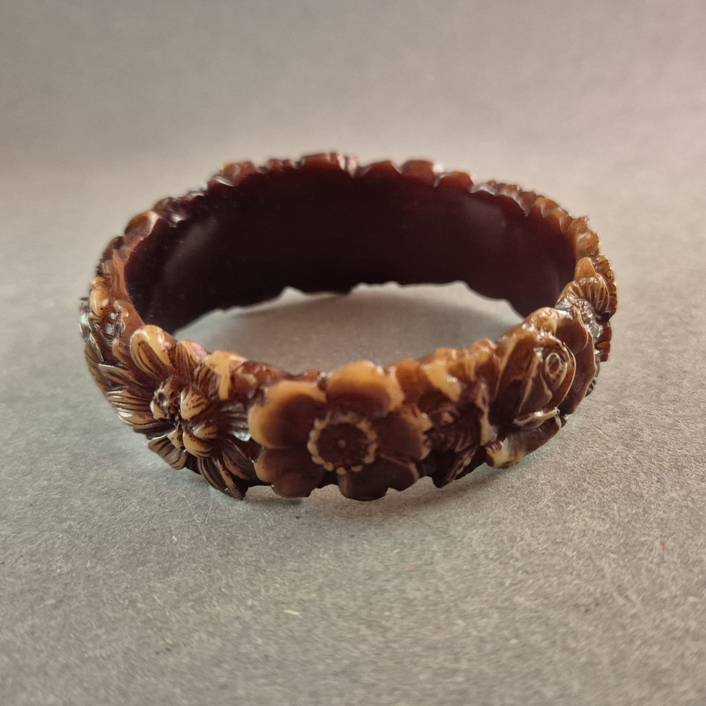 Vintage Blumen-Armreif aus Bakelit – Detailreiche Handwerkskunst