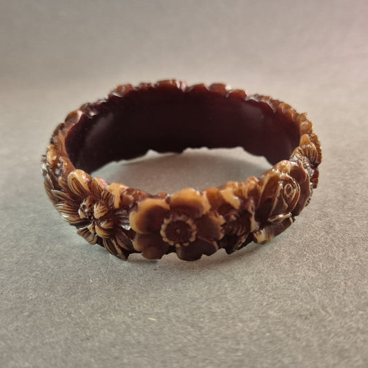 Vintage Blumen-Armreif aus Bakelit – Detailreiche Handwerkskunst