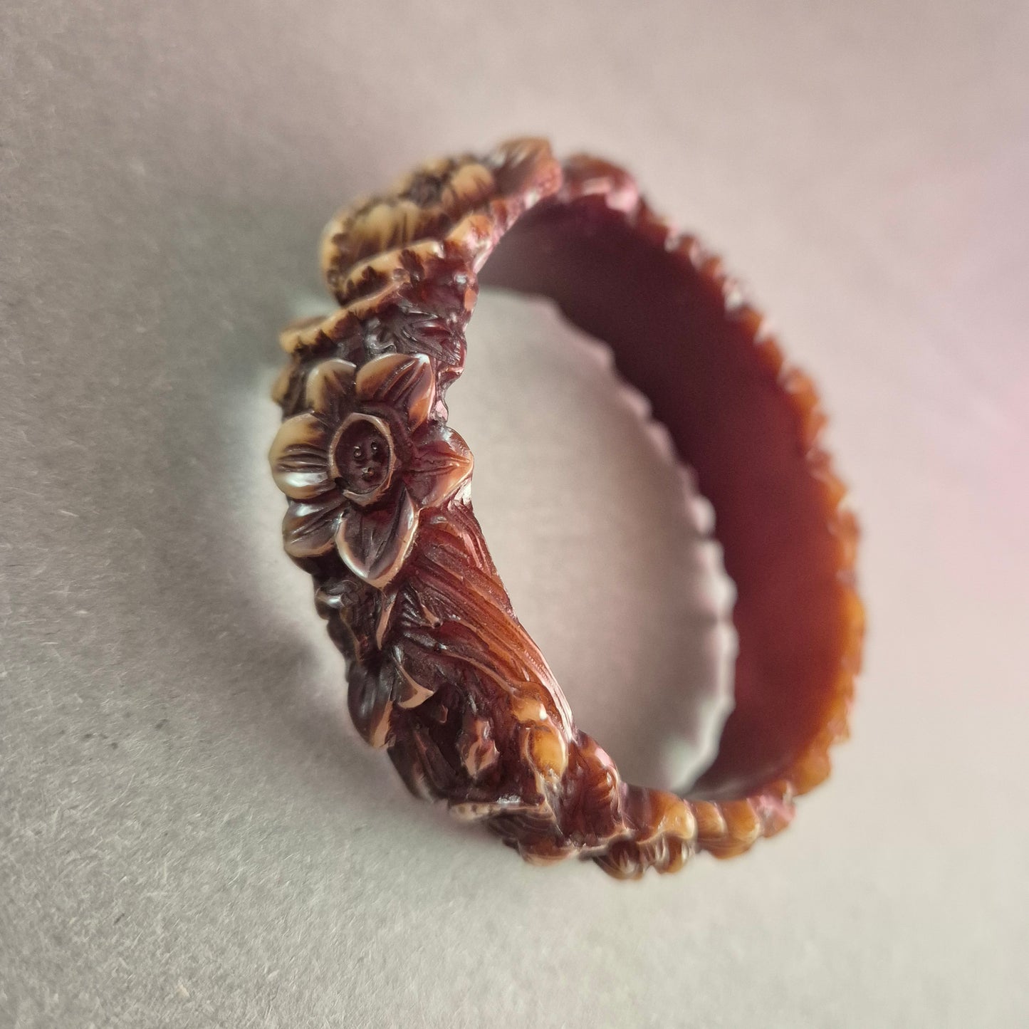 Vintage Blumen-Armreif aus Bakelit – Detailreiche Handwerkskunst