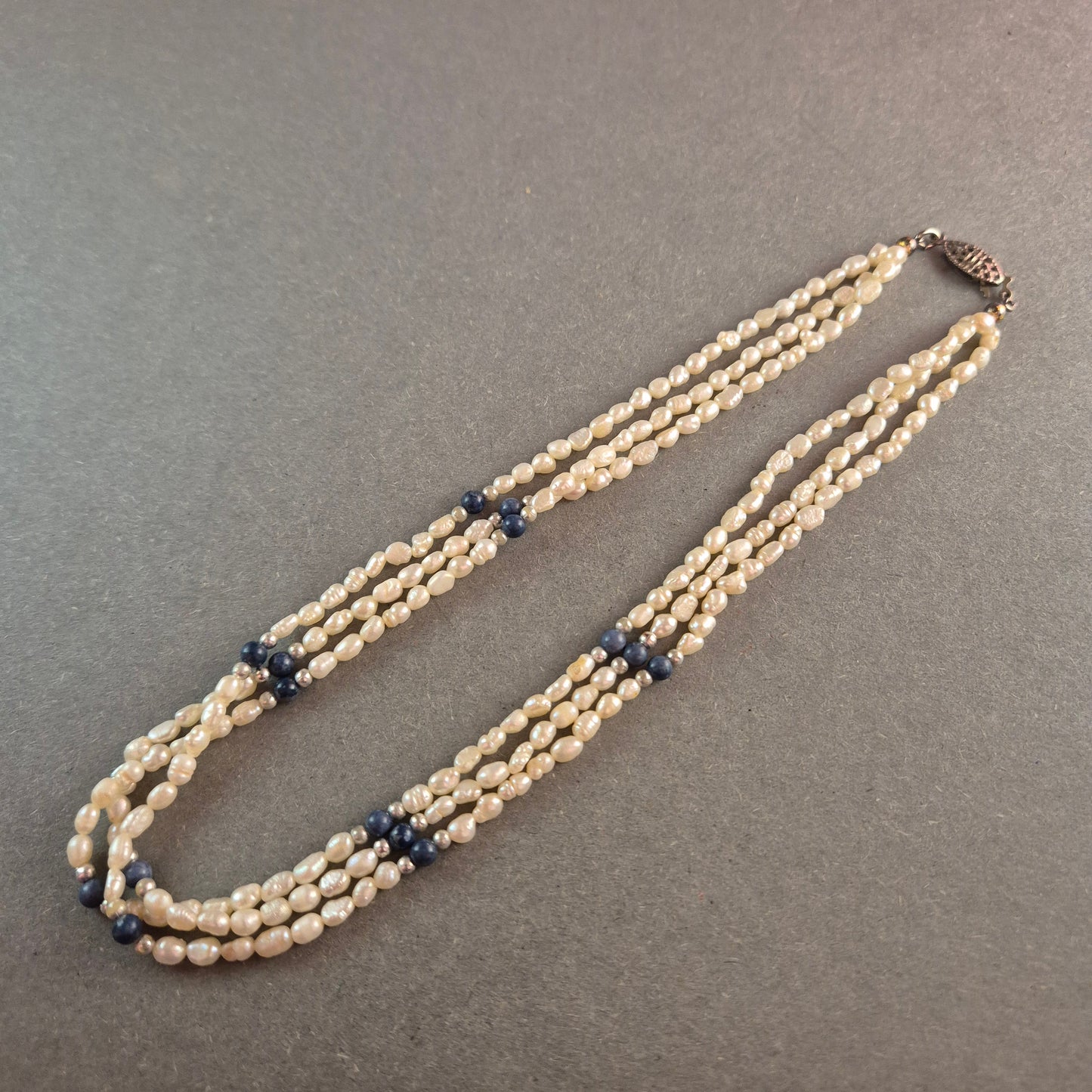 Vintage-Perlenkette mit Lapislazuli-Akzenten Klassische Schönheit
