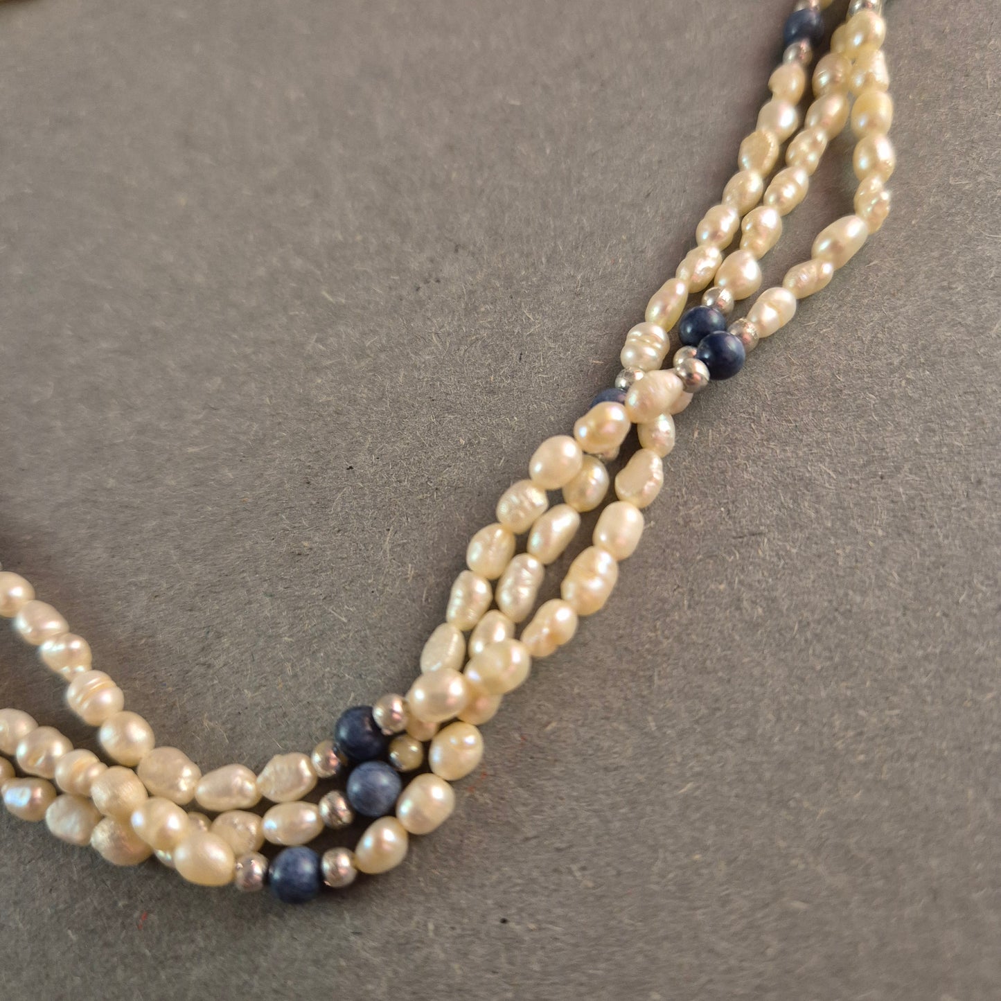 Vintage-Perlenkette mit Lapislazuli-Akzenten Klassische Schönheit