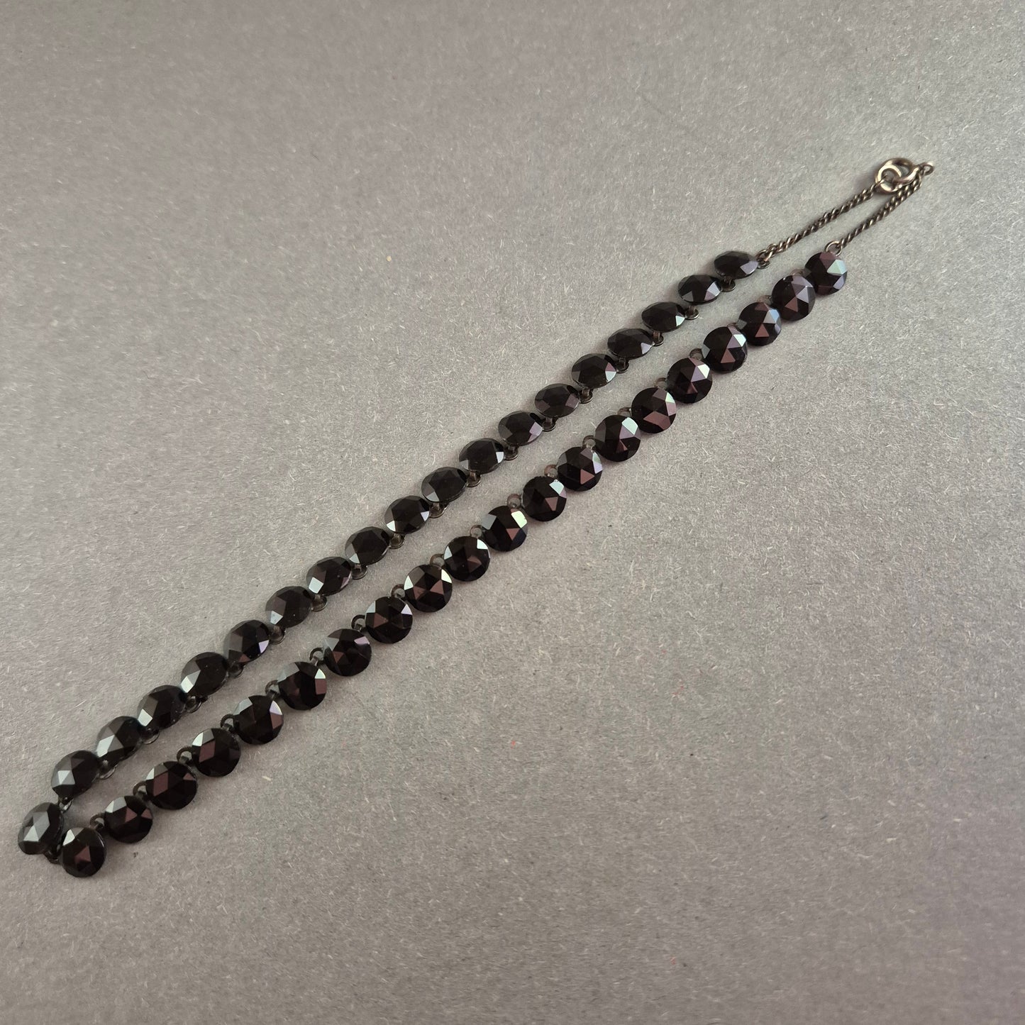 Elegante schwarze Glasperlenkette – Klassische Schönheit im Vintage-Stil