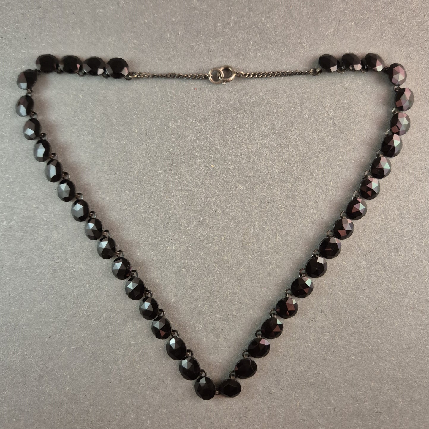 Elegante schwarze Glasperlenkette – Klassische Schönheit im Vintage-Stil