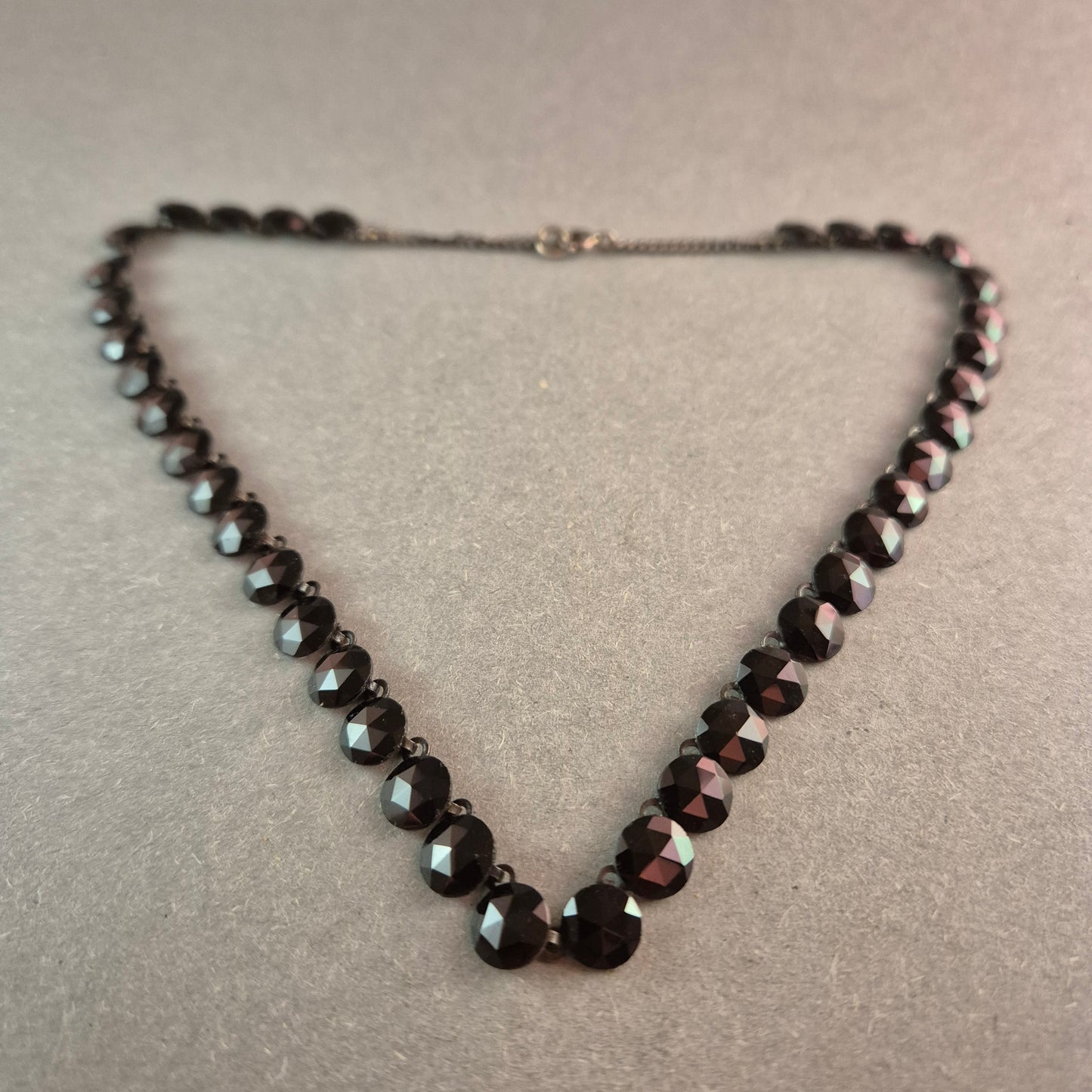 Elegante schwarze Glasperlenkette – Klassische Schönheit im Vintage-Stil