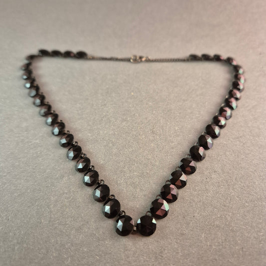 Elegante schwarze Glasperlenkette – Klassische Schönheit im Vintage-Stil