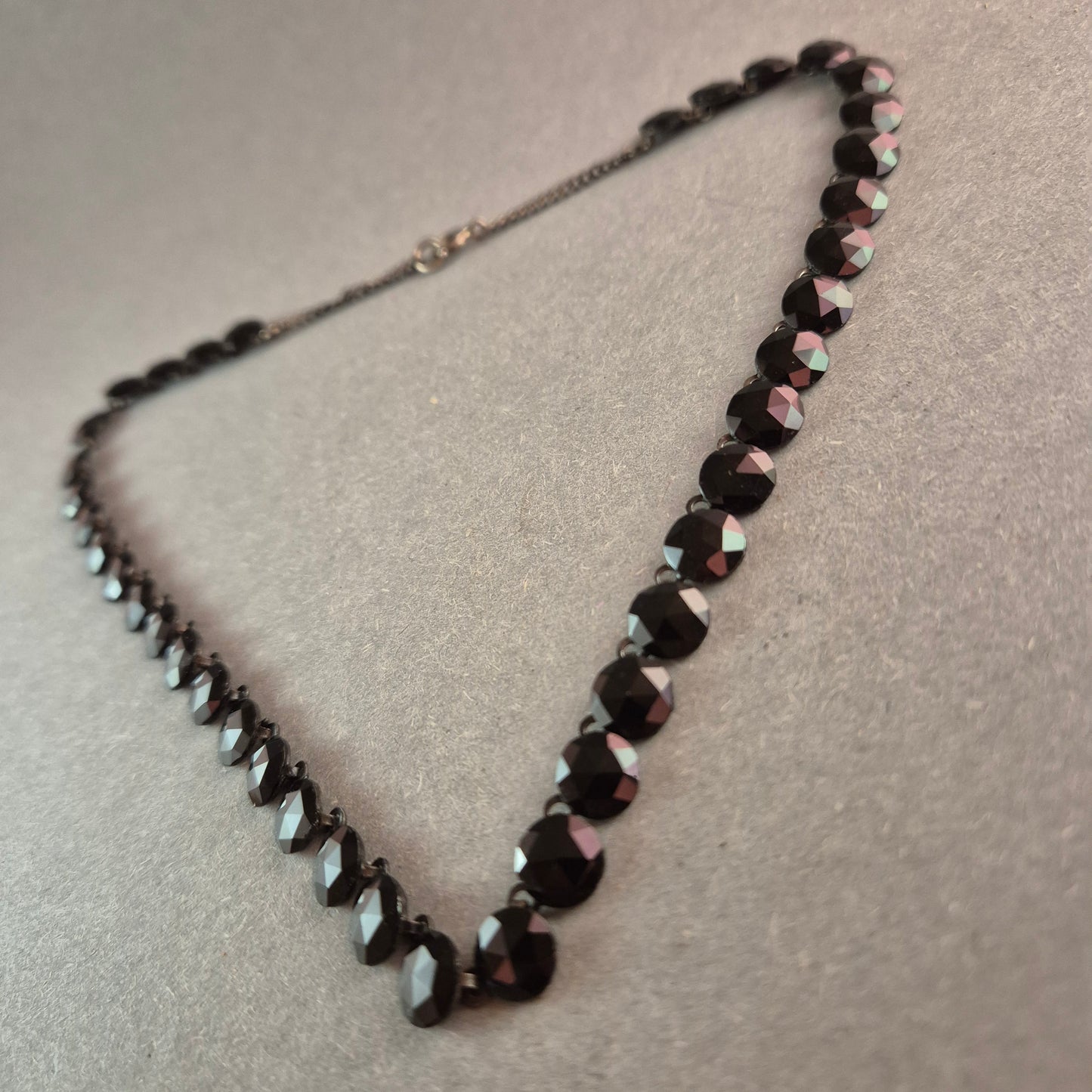 Elegante schwarze Glasperlenkette – Klassische Schönheit im Vintage-Stil