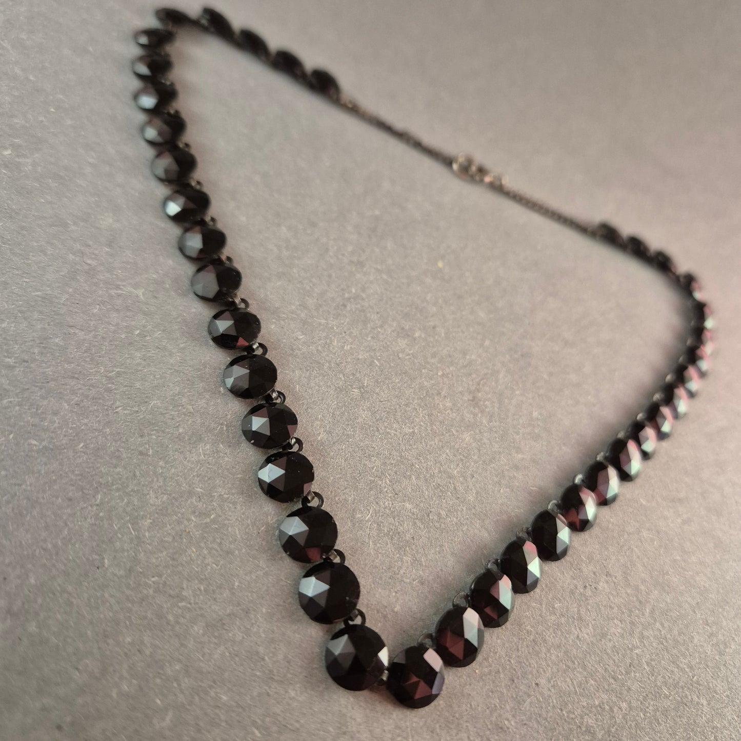 Elegante schwarze Glasperlenkette – Klassische Schönheit im Vintage-Stil