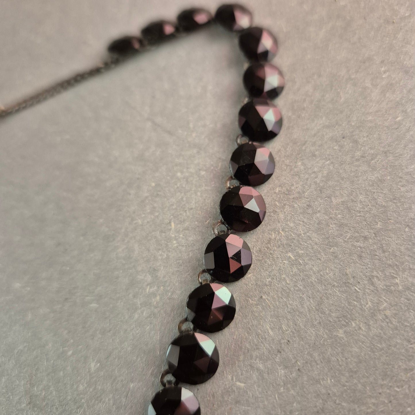 Elegante schwarze Glasperlenkette – Klassische Schönheit im Vintage-Stil