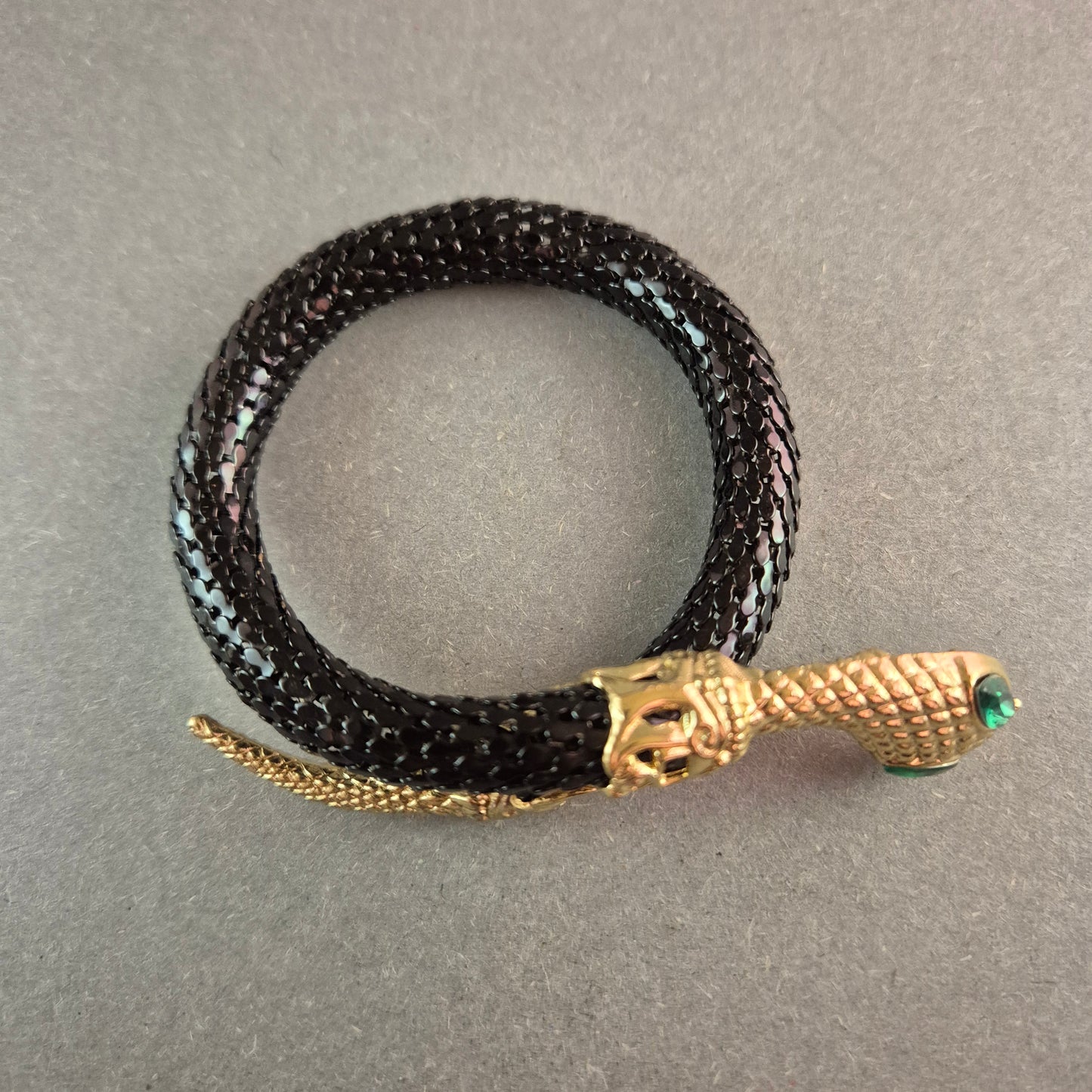 Schwarzer Vintage-Schlangenarmreif mit goldener Schlangenkopf-Fassung