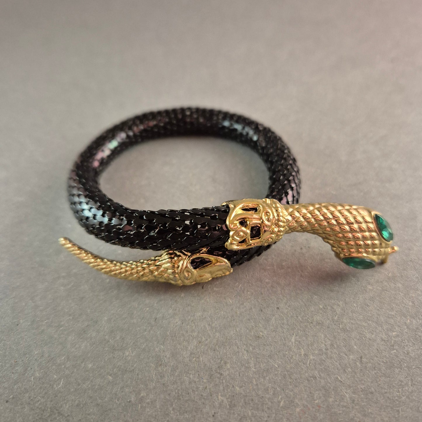 Schwarzer Vintage-Schlangenarmreif mit goldener Schlangenkopf-Fassung