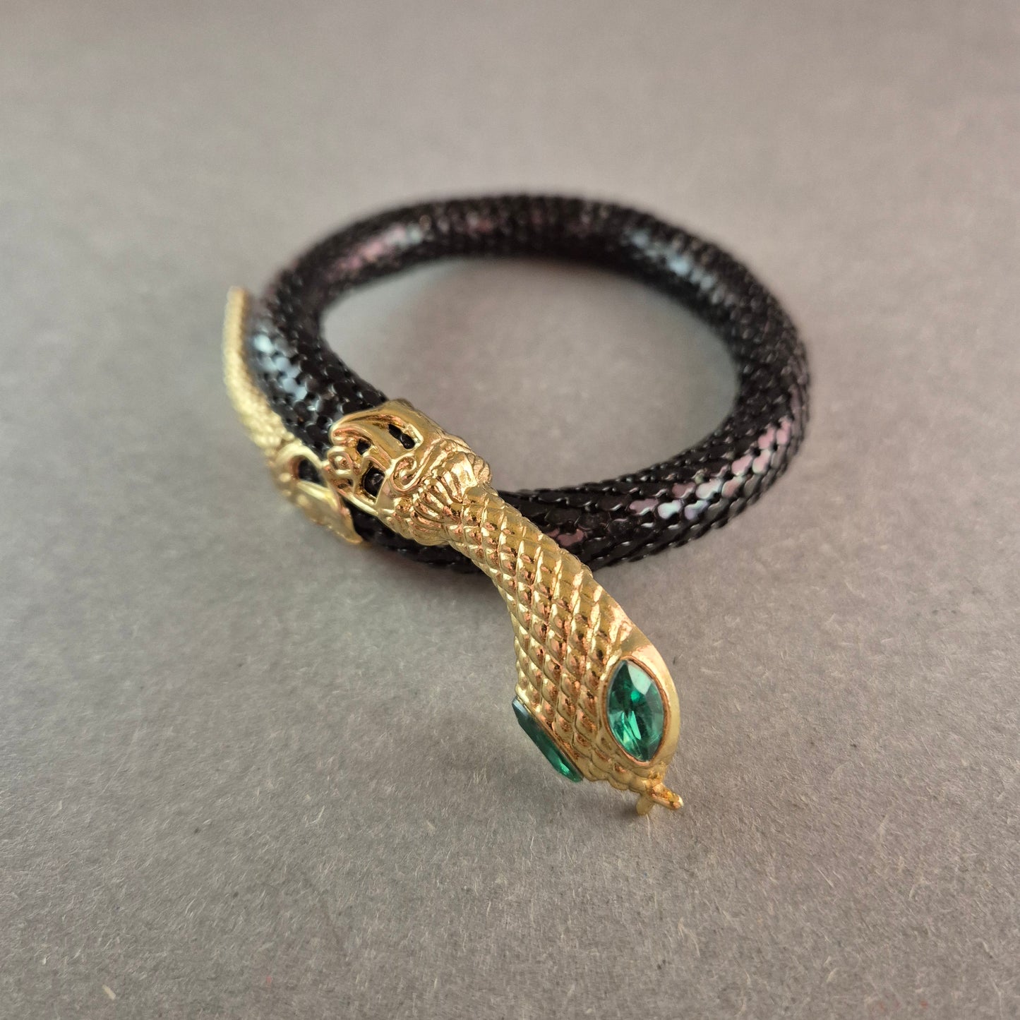 Schwarzer Vintage-Schlangenarmreif mit goldener Schlangenkopf-Fassung