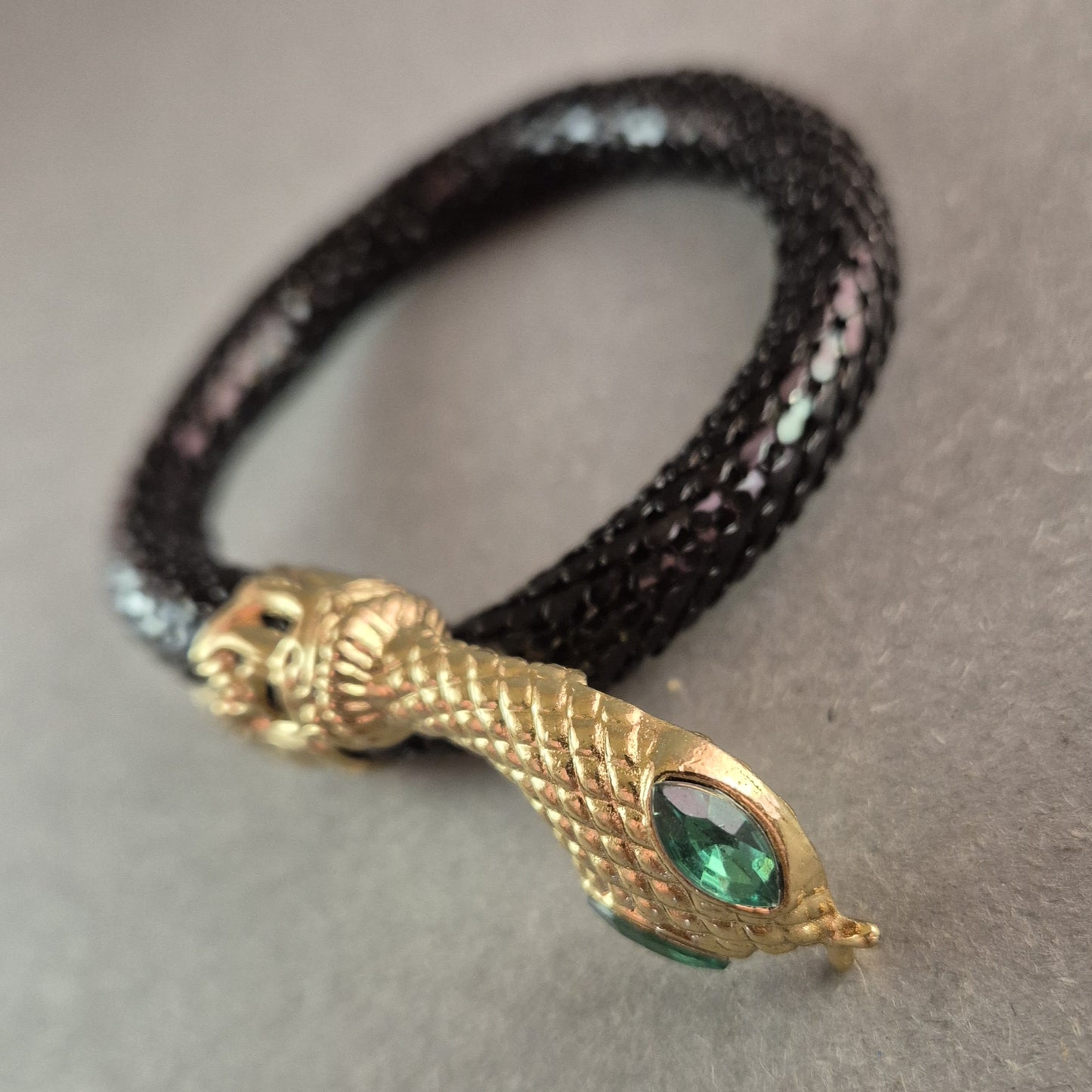 Schwarzer Vintage-Schlangenarmreif mit goldener Schlangenkopf-Fassung