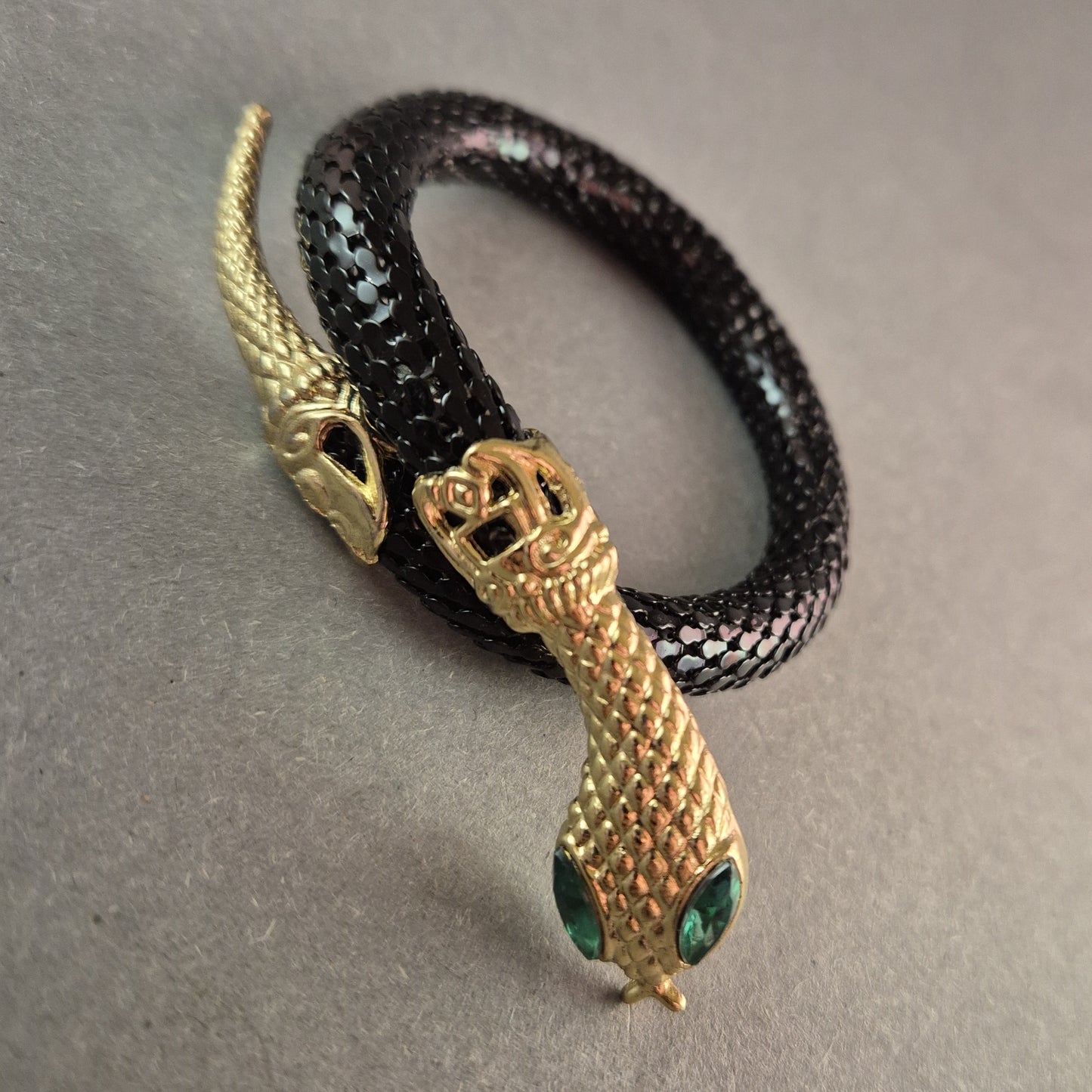 Schwarzer Vintage-Schlangenarmreif mit goldener Schlangenkopf-Fassung