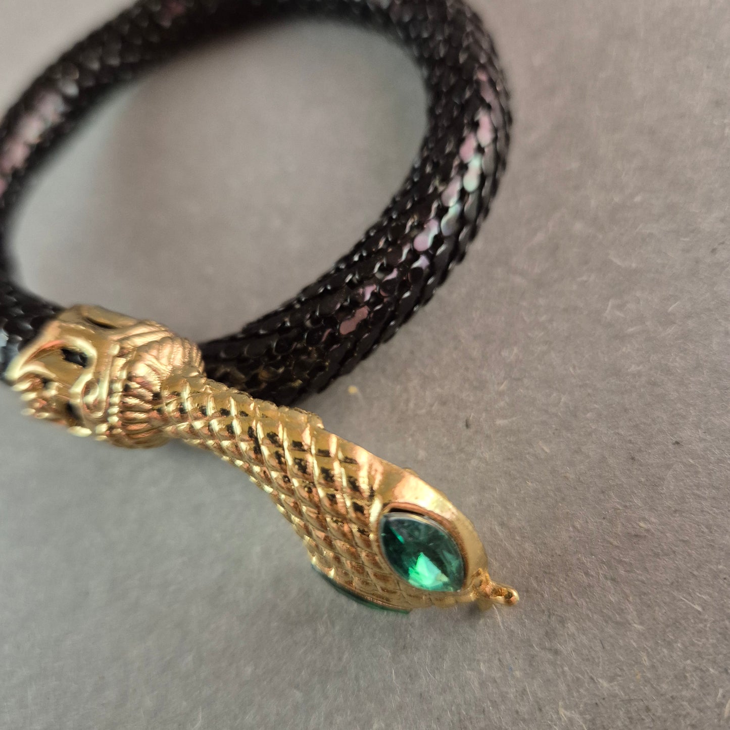 Schwarzer Vintage-Schlangenarmreif mit goldener Schlangenkopf-Fassung