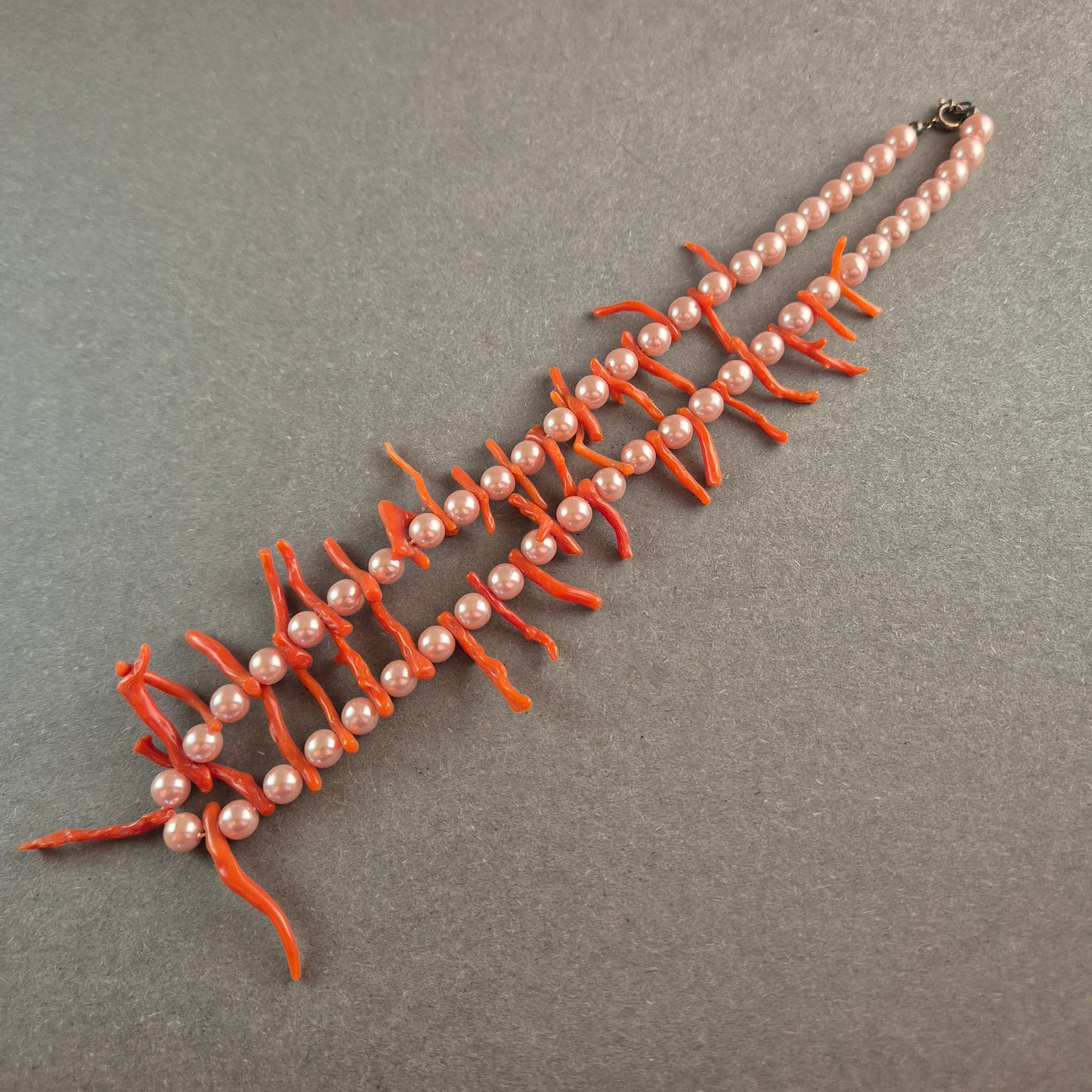 Vintage Korallen-Perlenkette – Exotische Eleganz mit natürlichem Charme