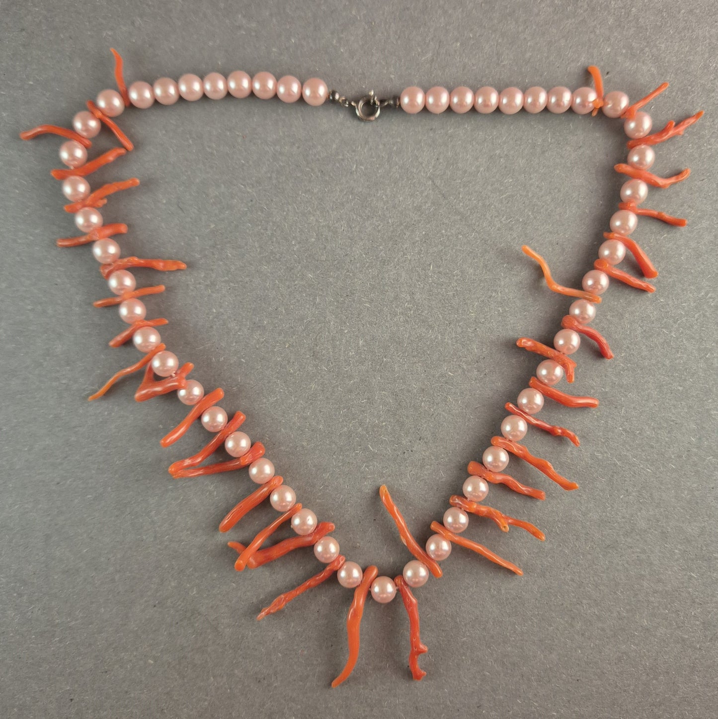 Vintage Korallen-Perlenkette – Exotische Eleganz mit natürlichem Charme