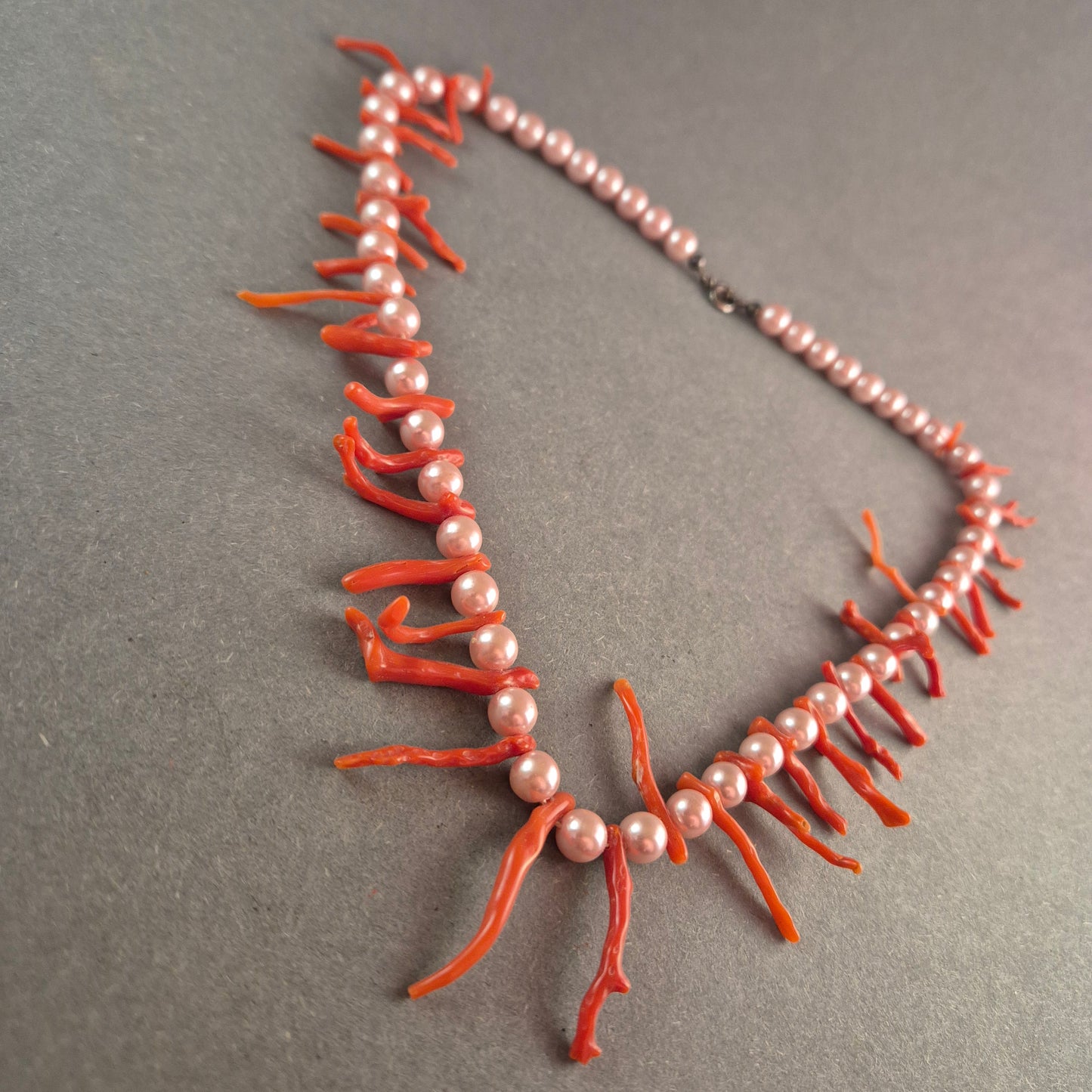 Vintage Korallen-Perlenkette – Exotische Eleganz mit natürlichem Charme