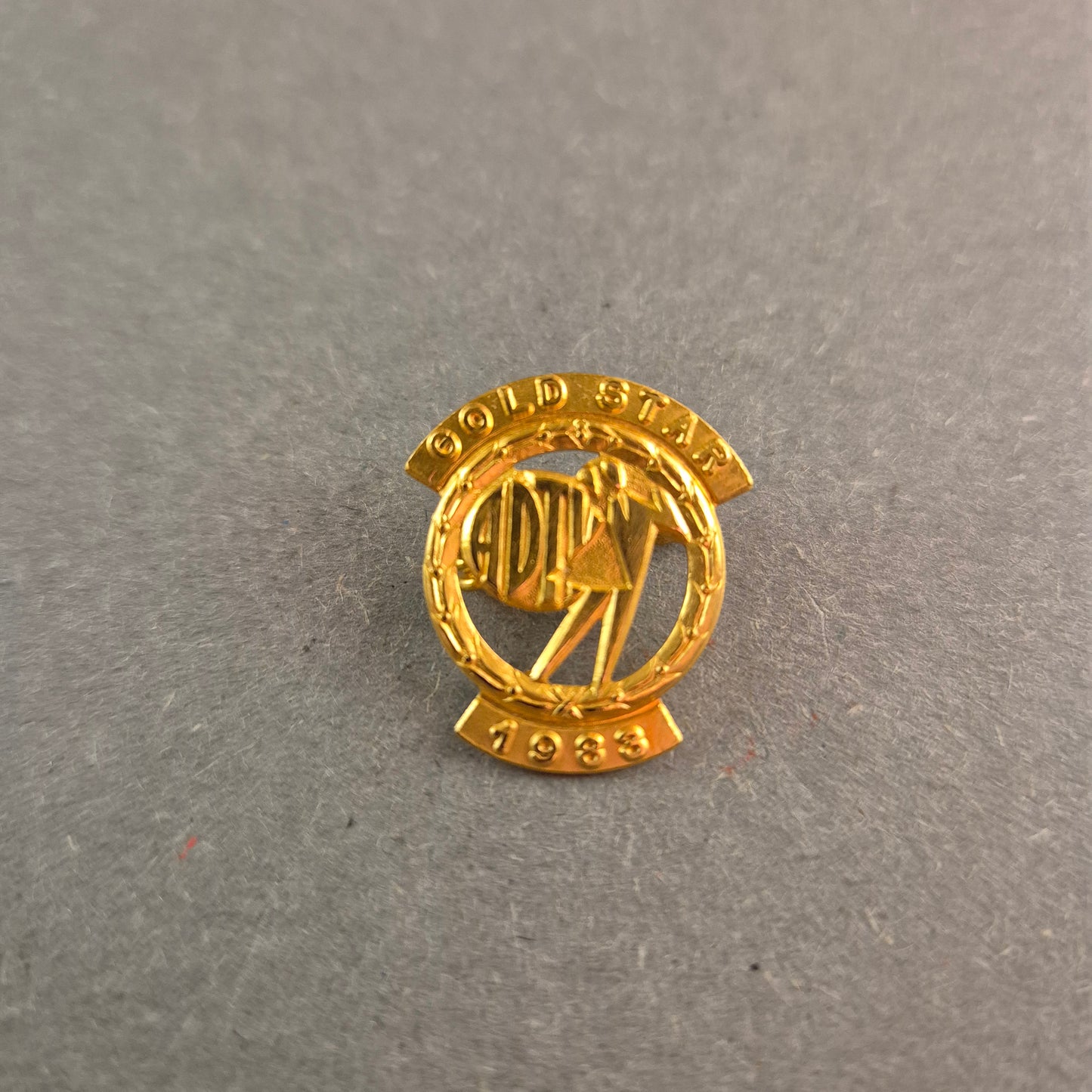 Goldene Ehrennadel "Gold Star 1988" – Sammlerstück mit historischem Wert