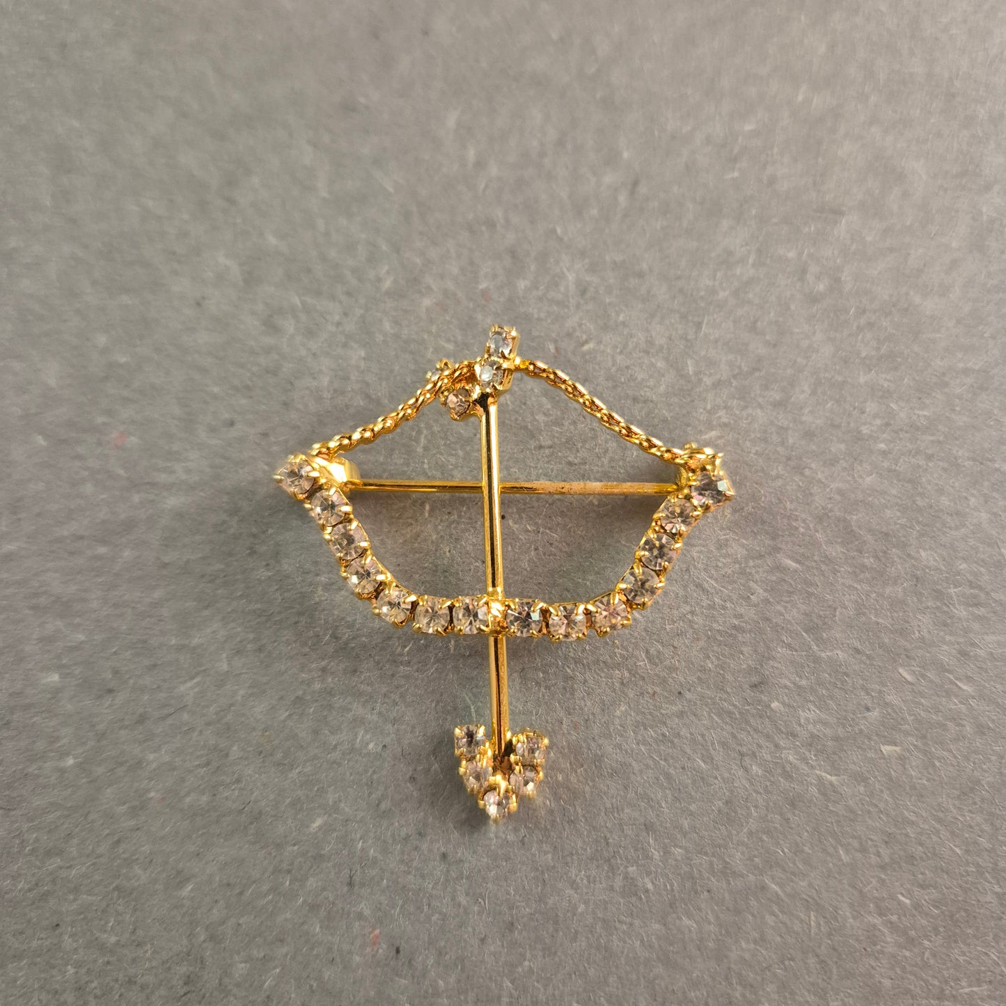 Goldene Brosche Pfeil und Bogen mit funkelnden Strasssteinen