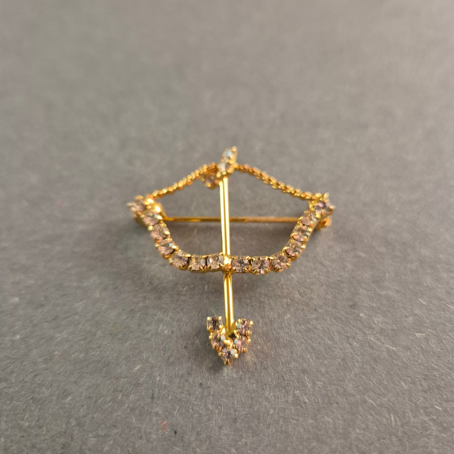 Goldene Brosche Pfeil und Bogen mit funkelnden Strasssteinen