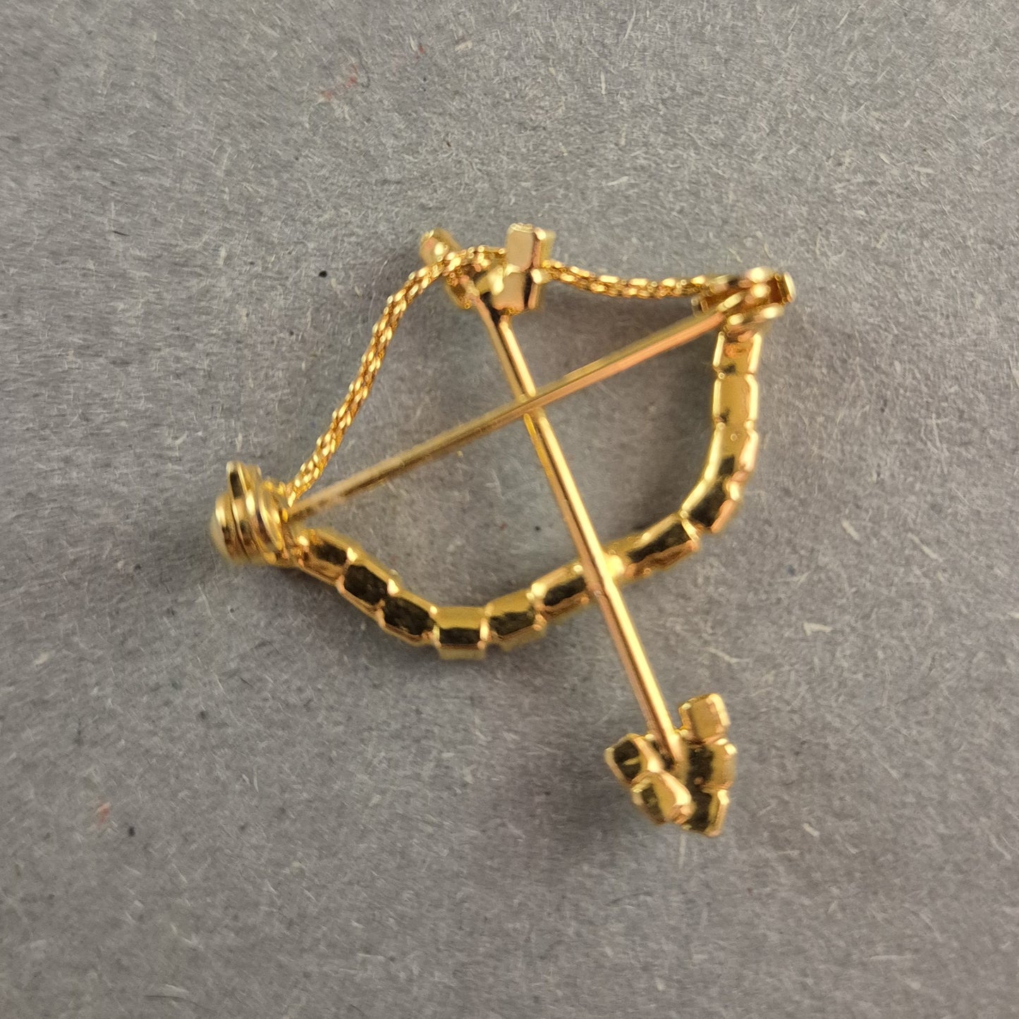 Goldene Brosche Pfeil und Bogen mit funkelnden Strasssteinen