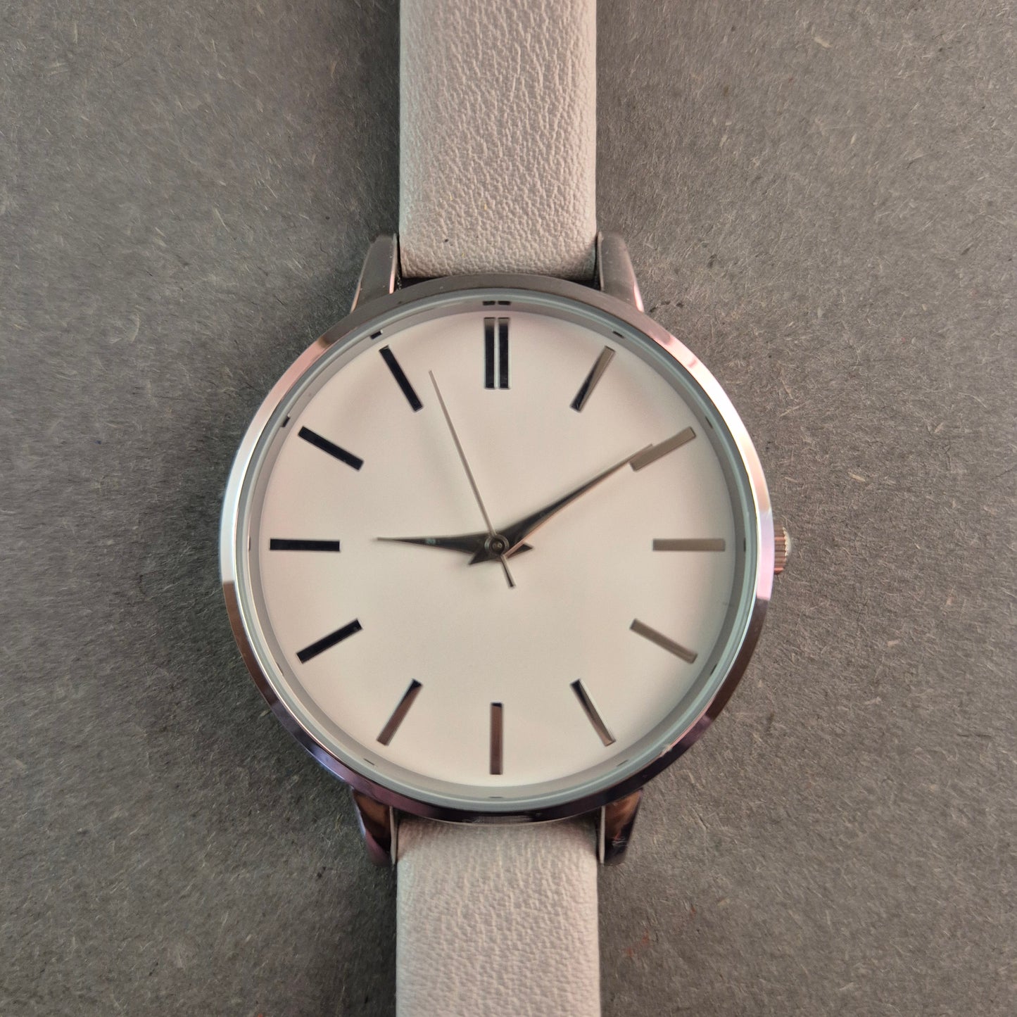 Stilvolle Bijou Brigitte Damenarmbanduhr – Zeitloses Design in Weiß