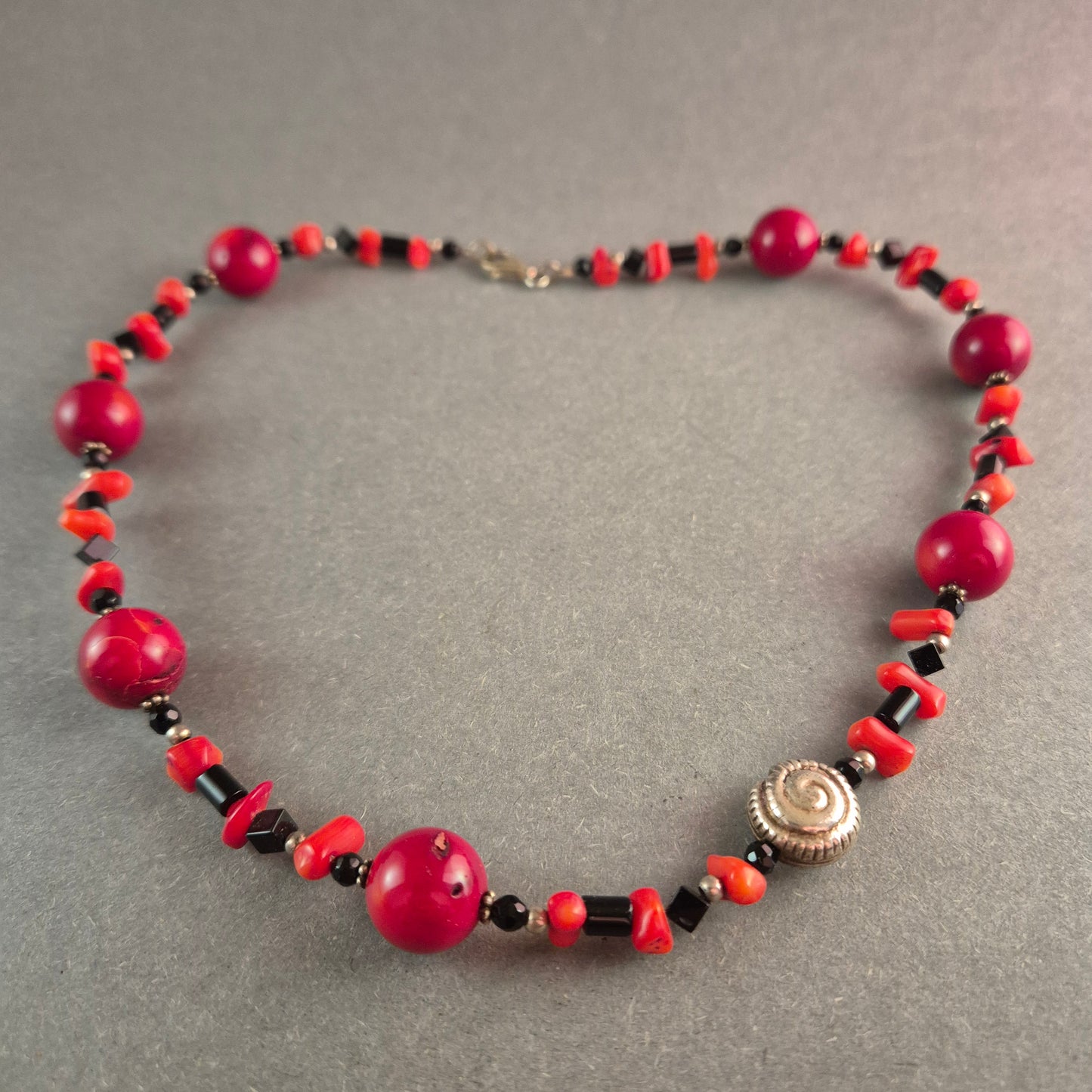 Elegante Halskette mit Korallen & Onyx – Stilvolles Unikat