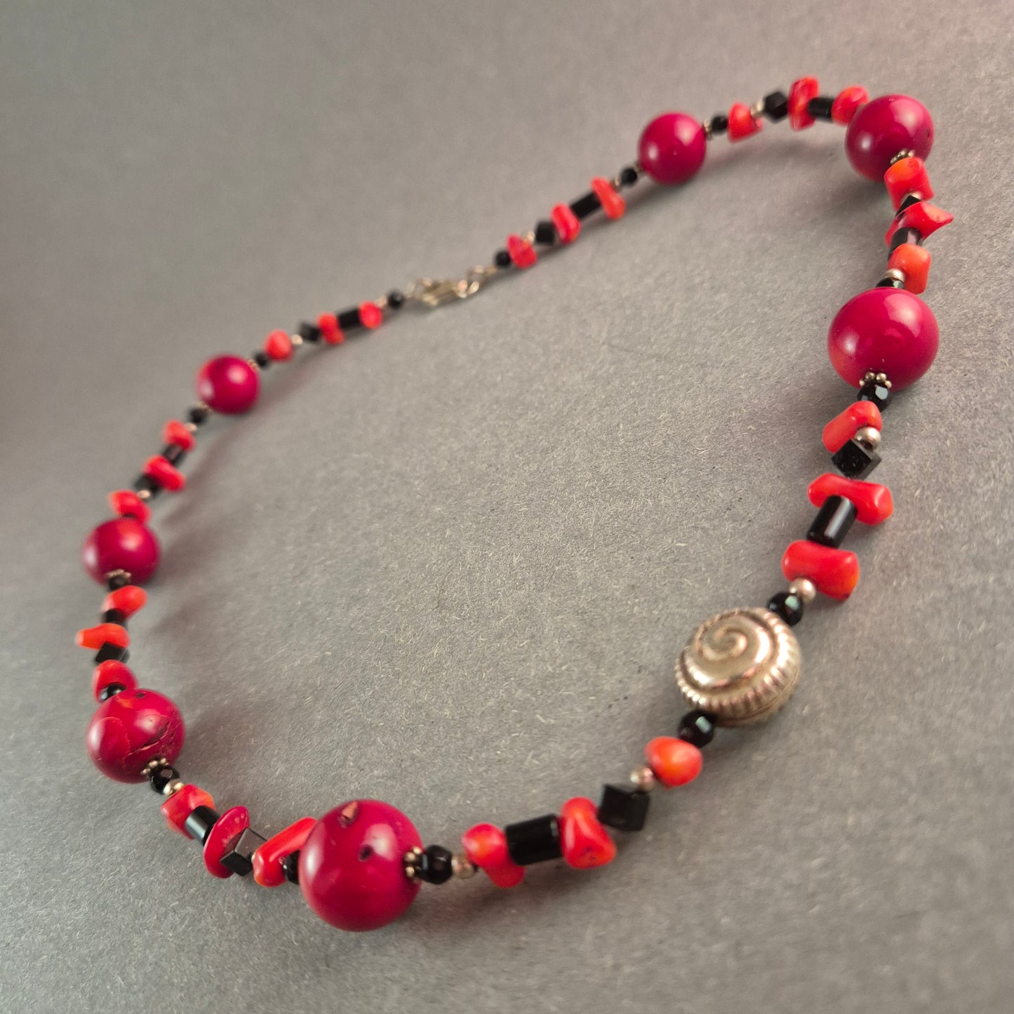 Elegante Halskette mit Korallen & Onyx – Stilvolles Unikat