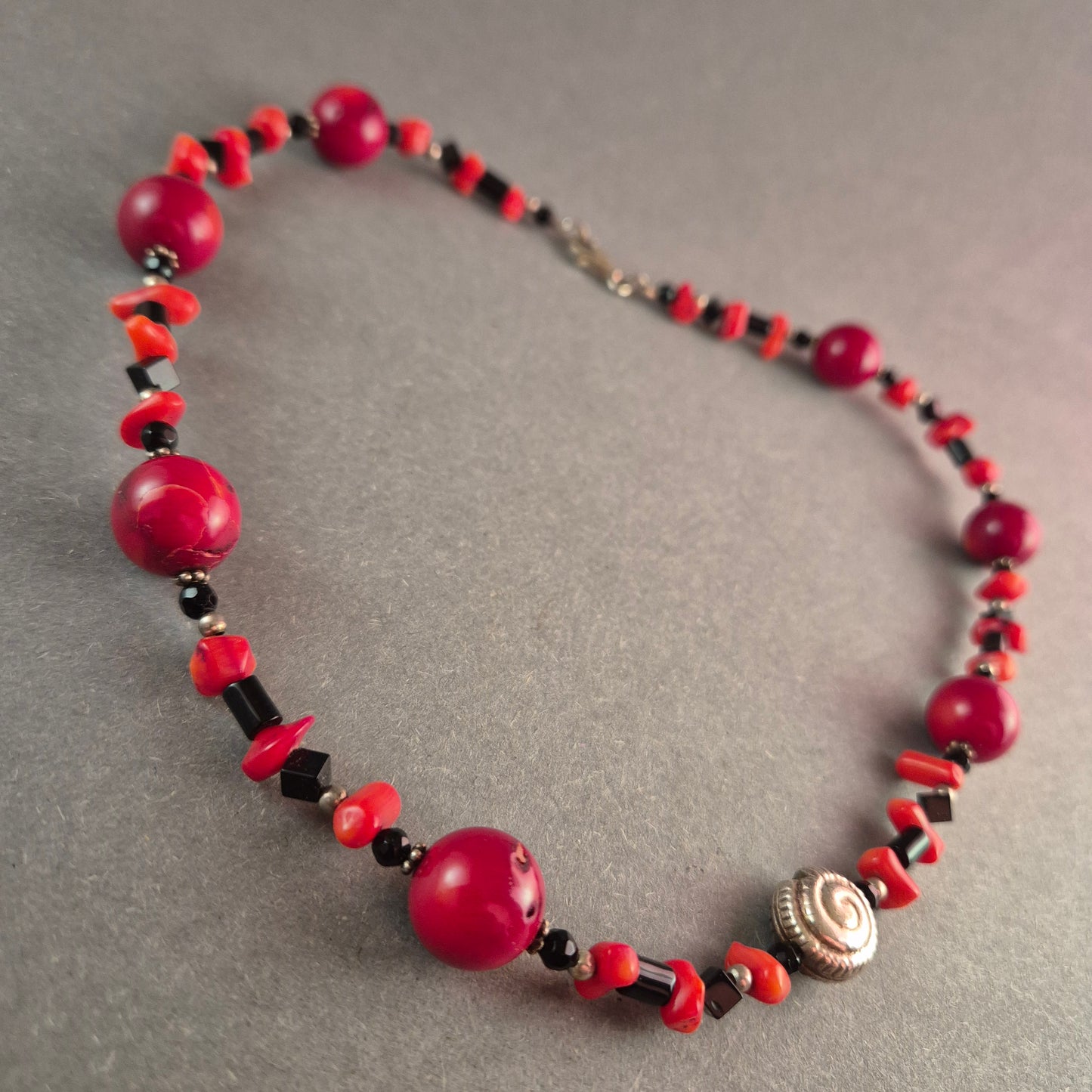 Elegante Halskette mit Korallen & Onyx – Stilvolles Unikat