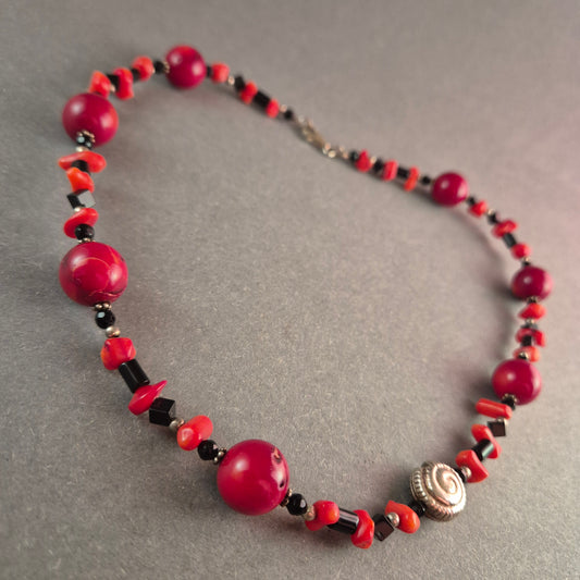 Elegante Halskette mit Korallen & Onyx – Stilvolles Unikat