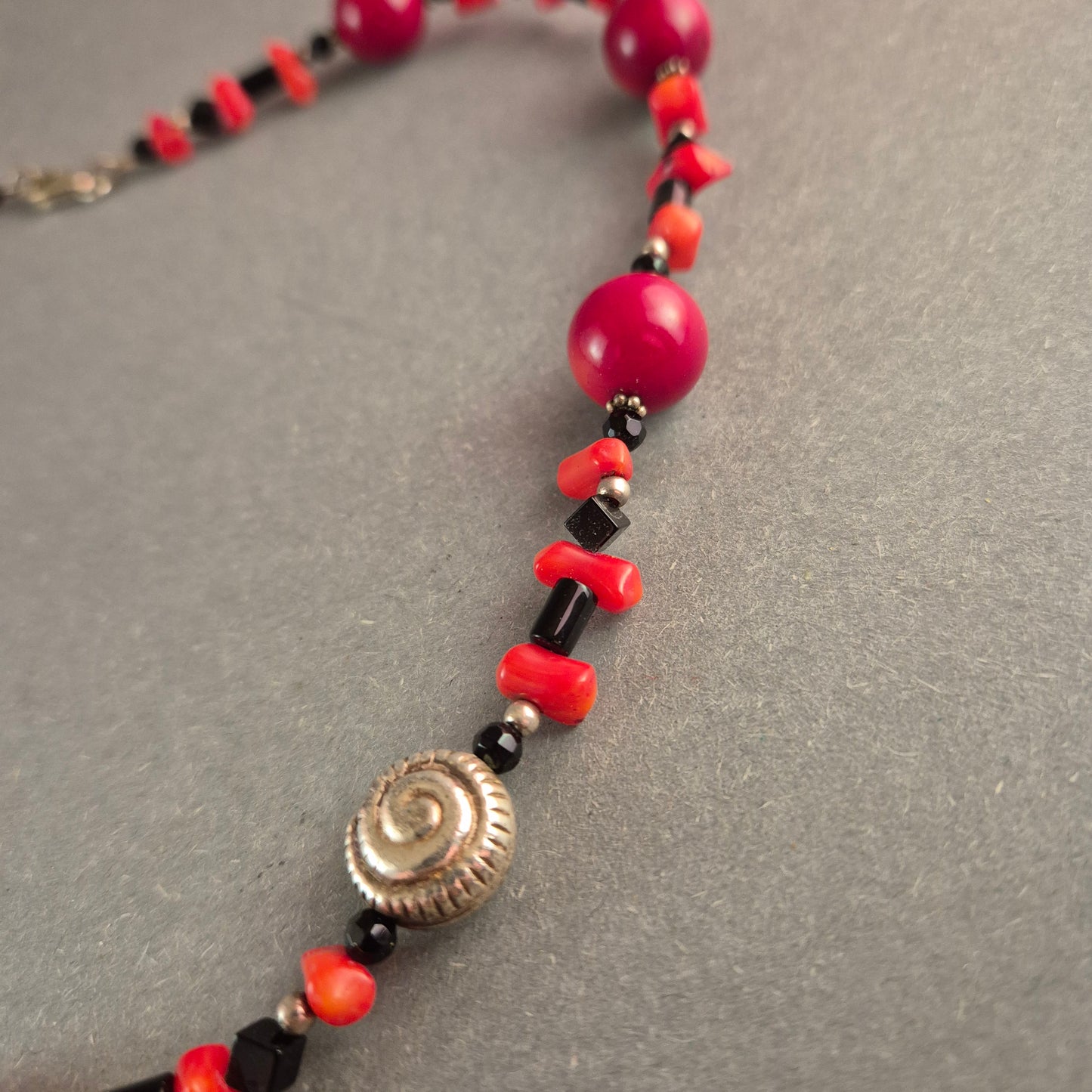Elegante Halskette mit Korallen & Onyx – Stilvolles Unikat