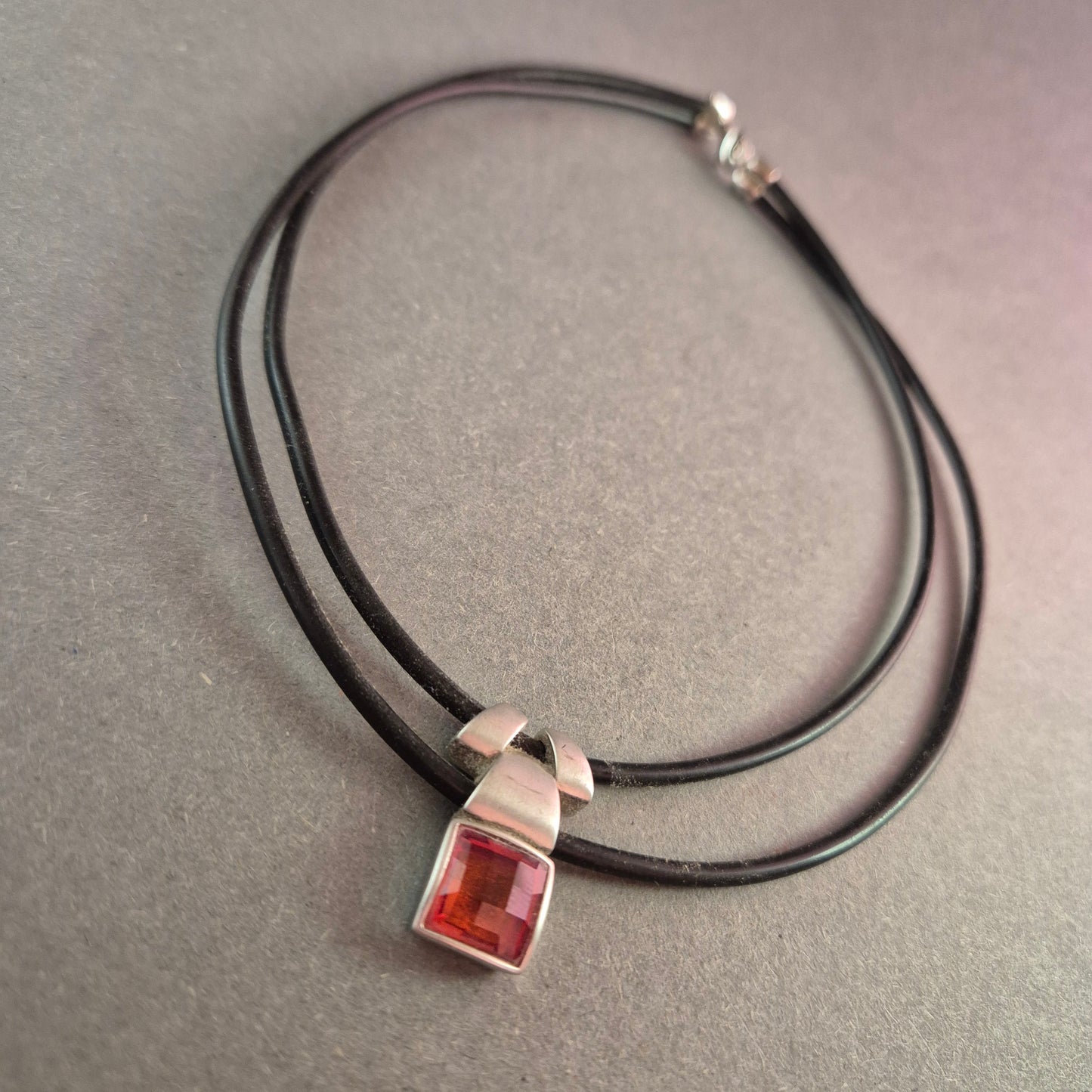 Moderne Halskette mit rotem Steinanhänger – Eleganz trifft auf Minimalismus