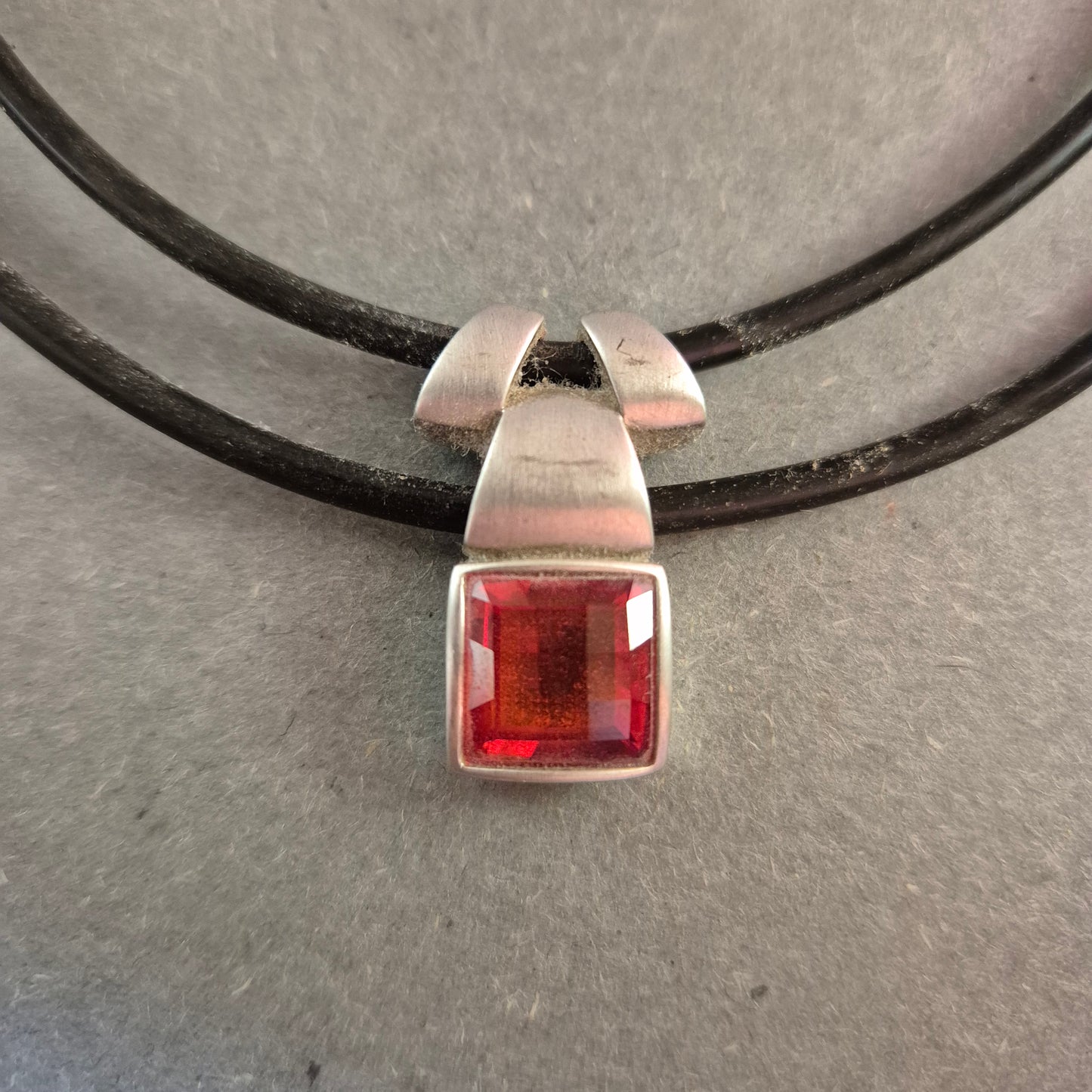 Moderne Halskette mit rotem Steinanhänger – Eleganz trifft auf Minimalismus