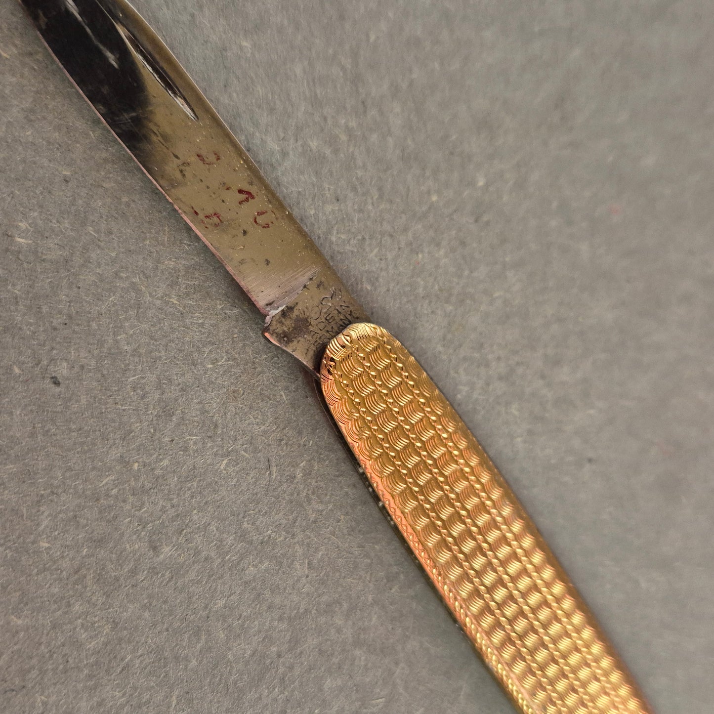 Vintage Taschenmesser mit Goldoptik – Edles Design für Sammler