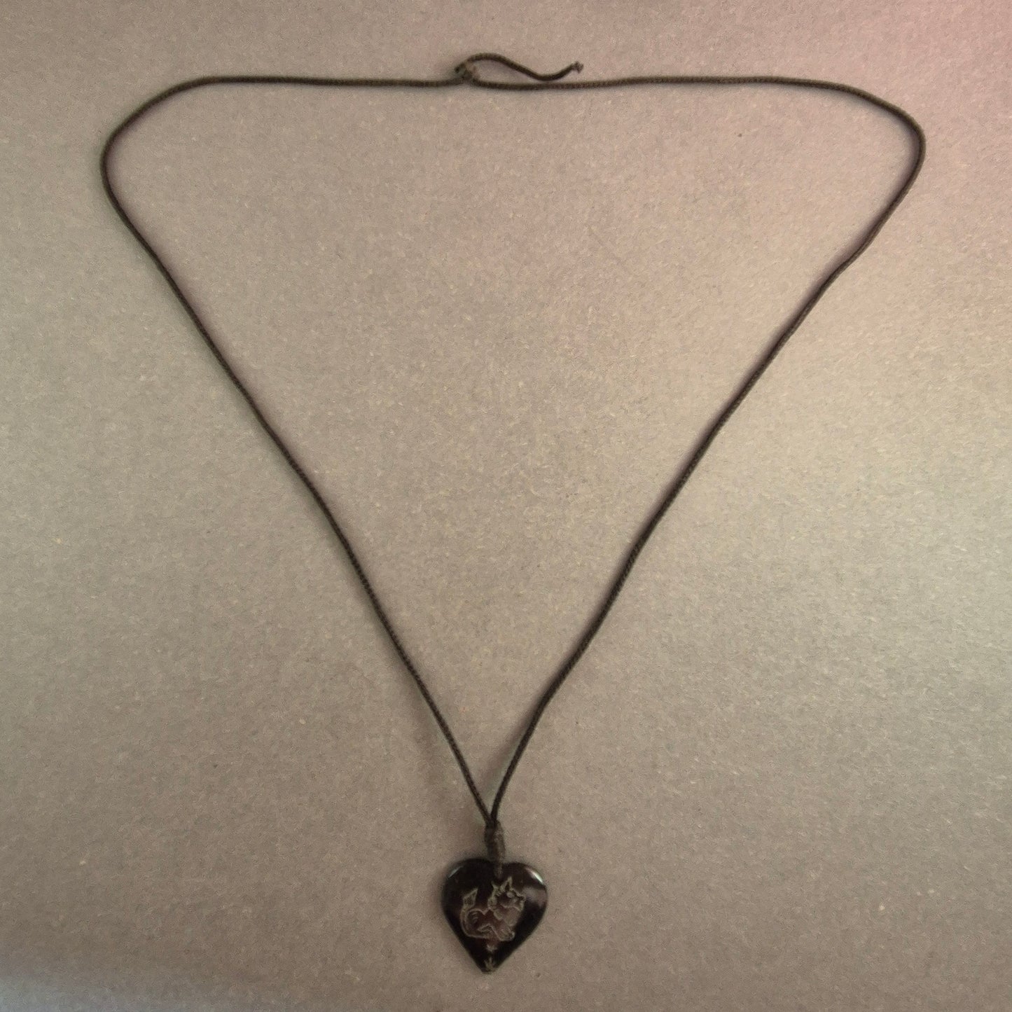 Handgefertigte Herz-Halskette mit Gravur – Rustikaler Charme