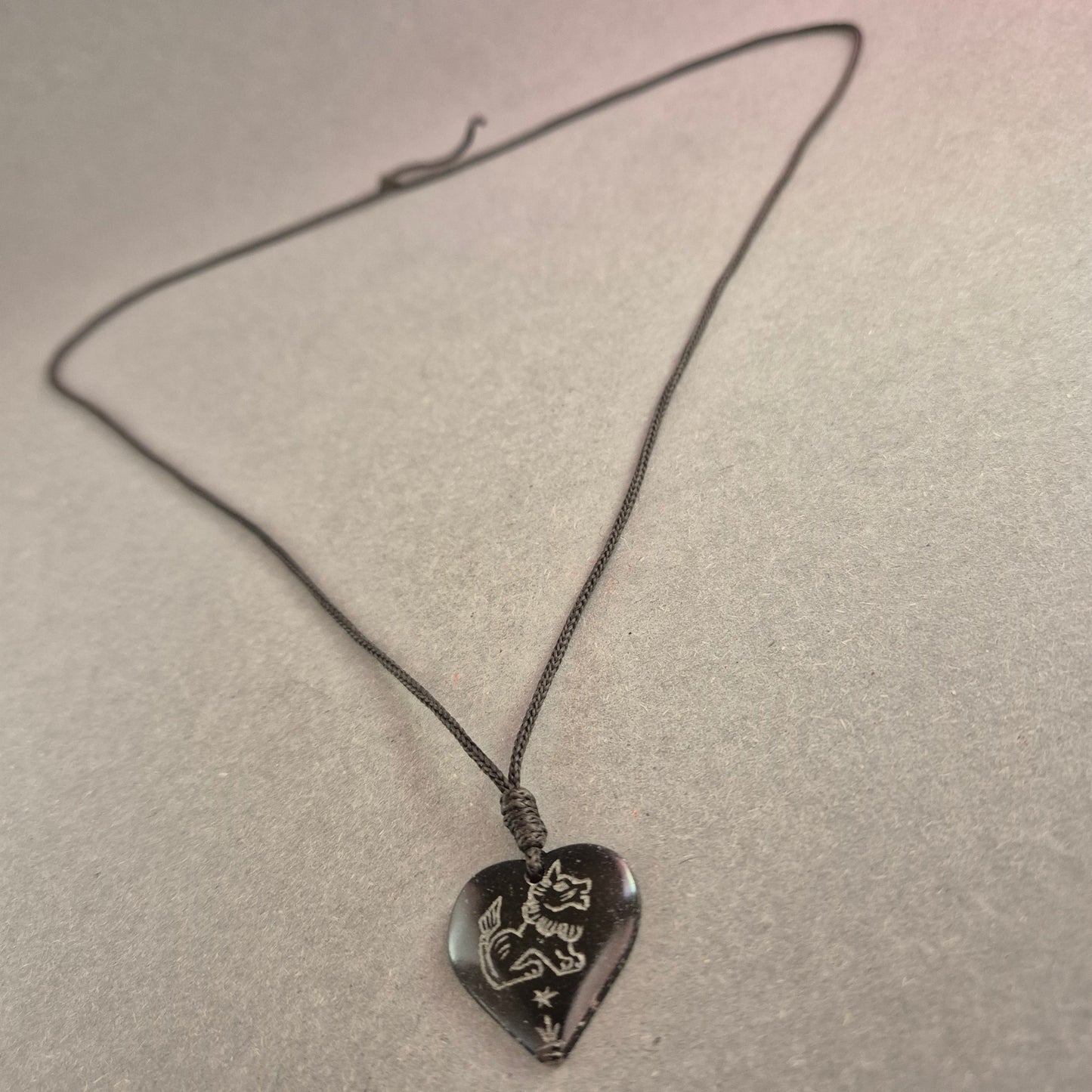 Handgefertigte Herz-Halskette mit Gravur – Rustikaler Charme
