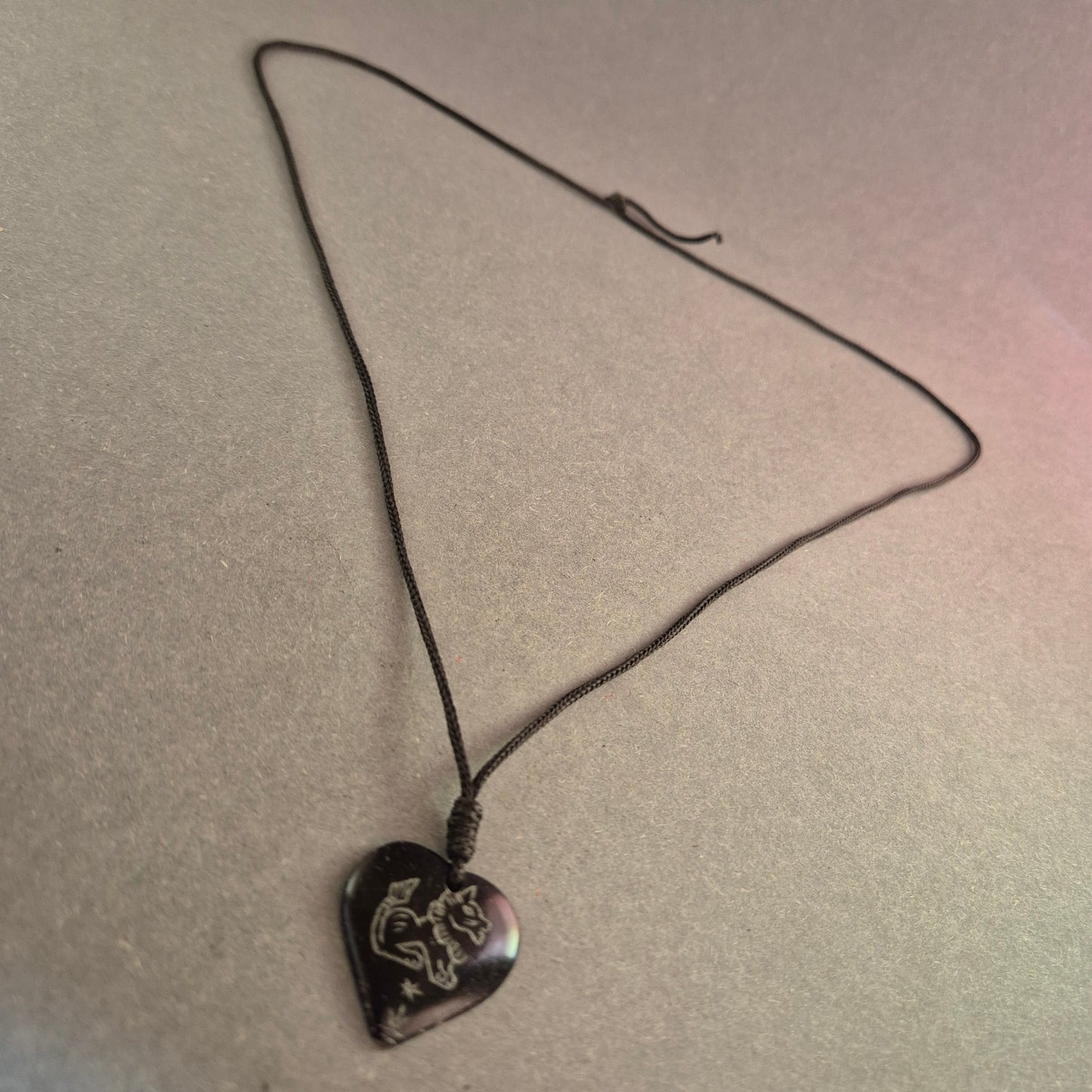 Handgefertigte Herz-Halskette mit Gravur – Rustikaler Charme