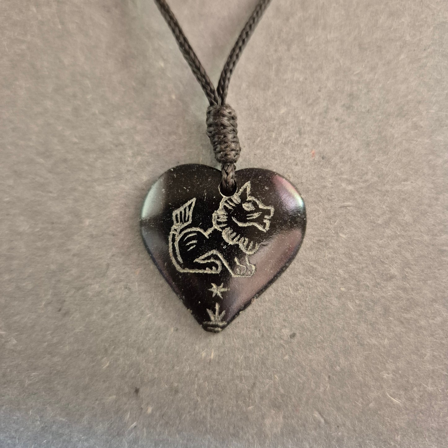Handgefertigte Herz-Halskette mit Gravur – Rustikaler Charme