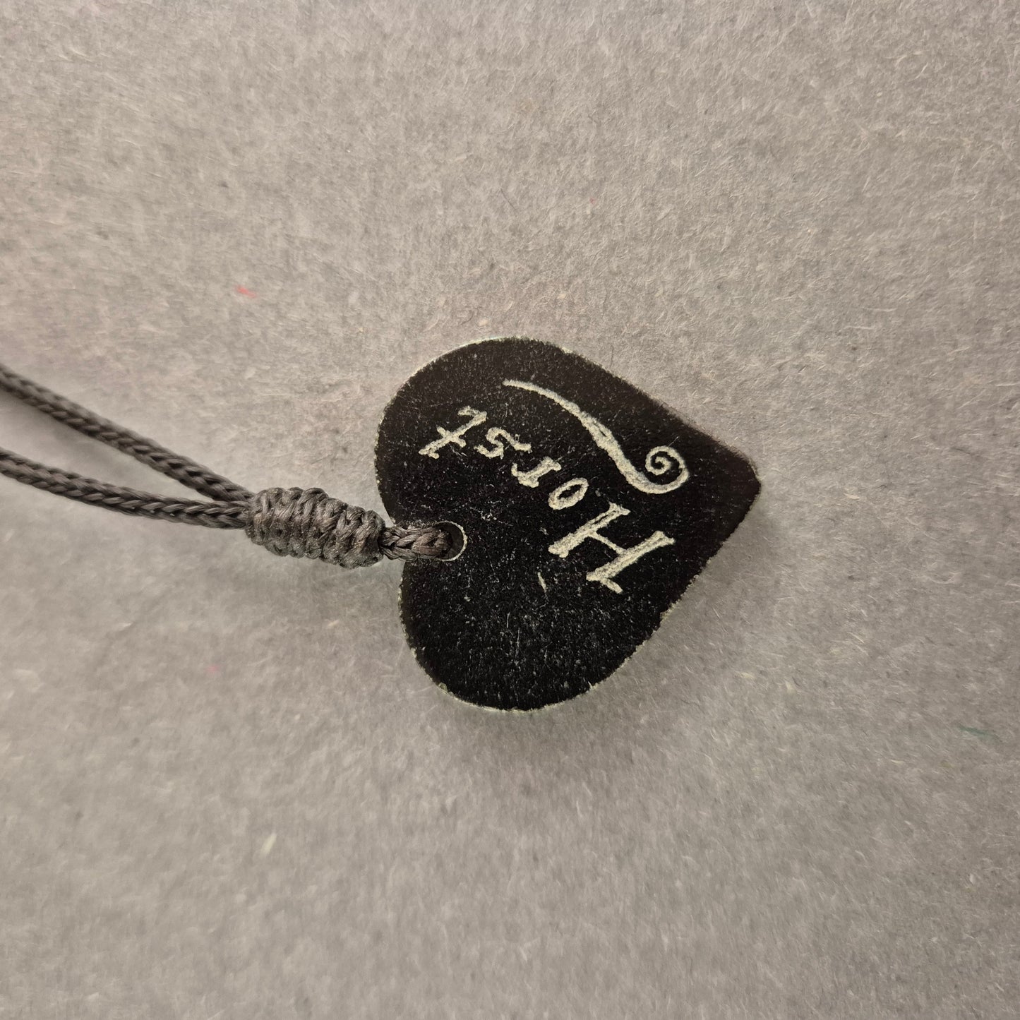 Handgefertigte Herz-Halskette mit Gravur – Rustikaler Charme