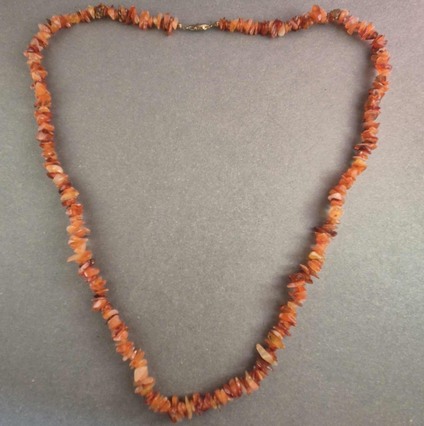 Natürliche Karneol-Splitterkette – Warme Erdtöne mit Vintage-Verschluss