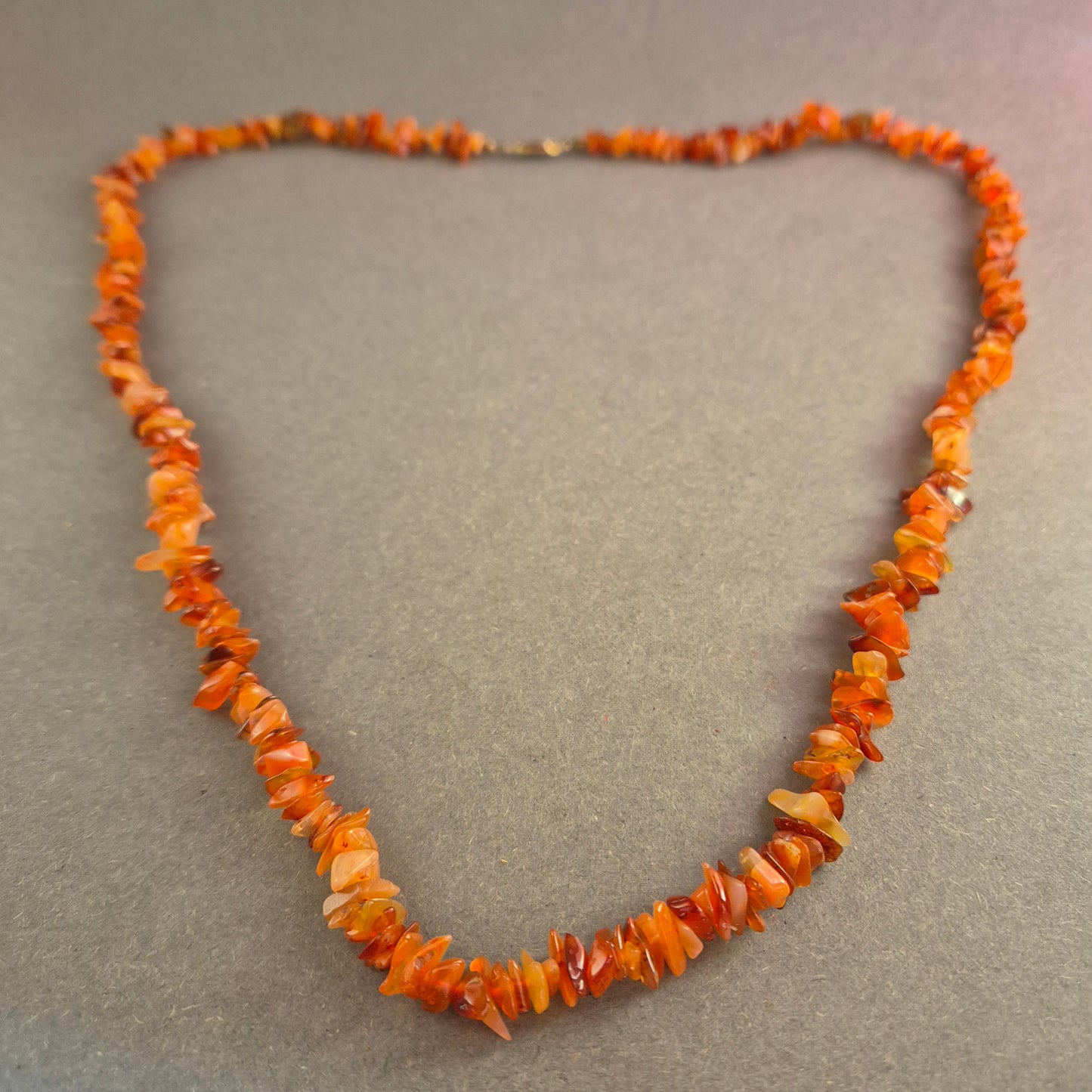 Natürliche Karneol-Splitterkette – Warme Erdtöne mit Vintage-Verschluss