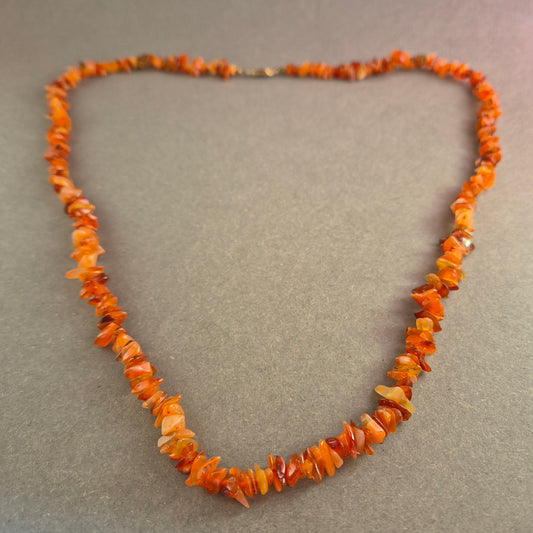 Natürliche Karneol-Splitterkette – Warme Erdtöne mit Vintage-Verschluss