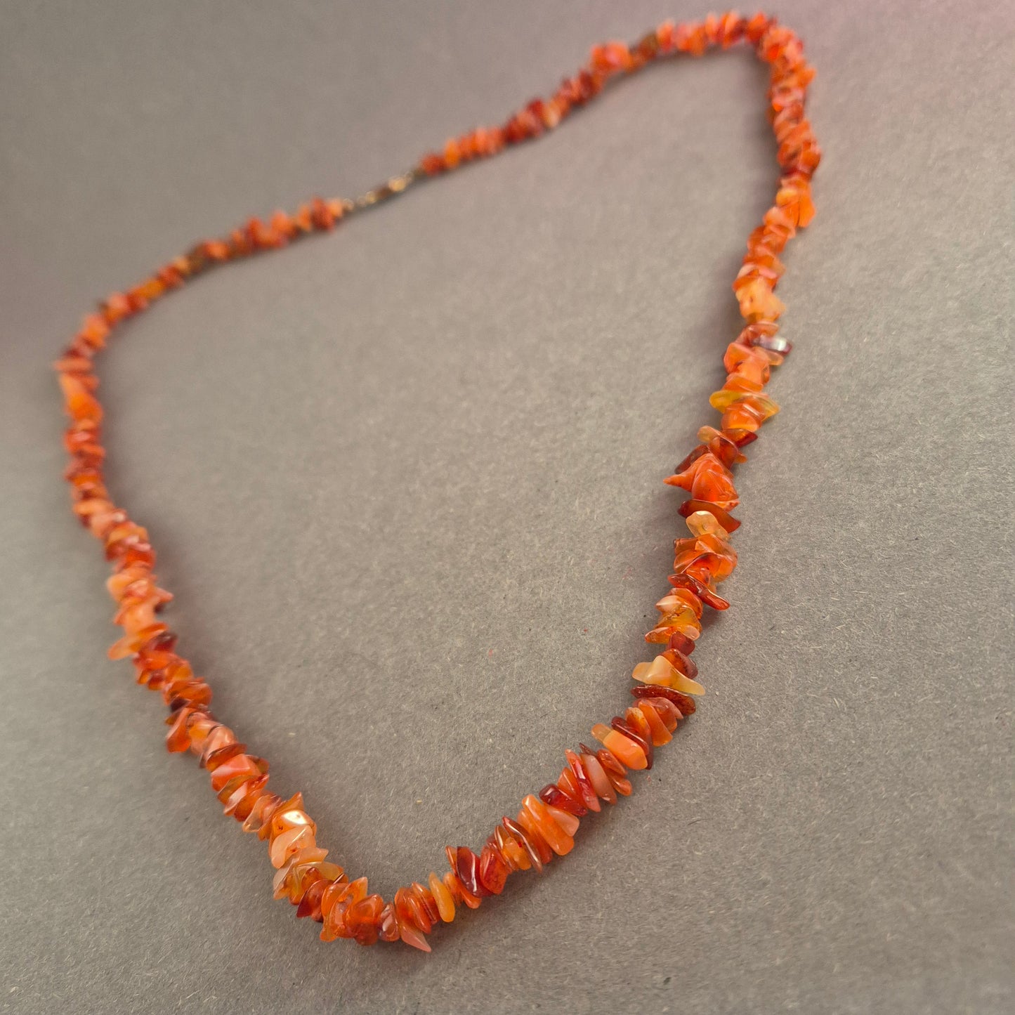 Natürliche Karneol-Splitterkette – Warme Erdtöne mit Vintage-Verschluss