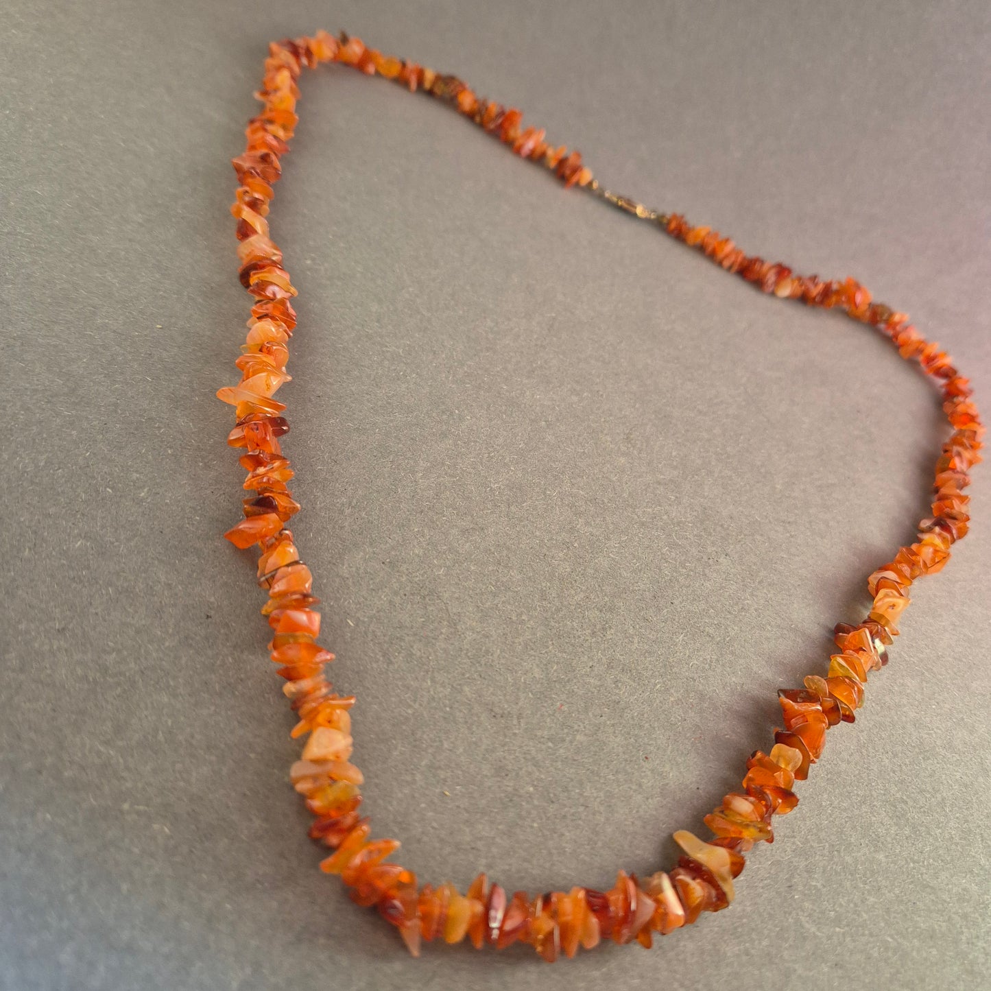 Natürliche Karneol-Splitterkette – Warme Erdtöne mit Vintage-Verschluss