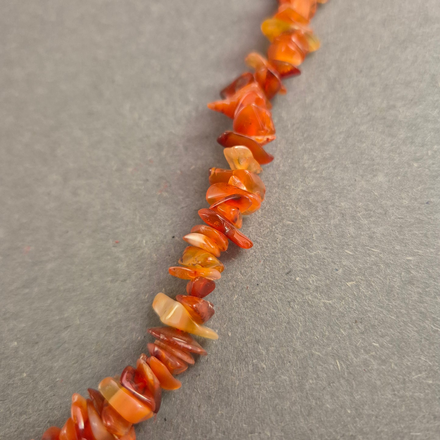 Natürliche Karneol-Splitterkette – Warme Erdtöne mit Vintage-Verschluss